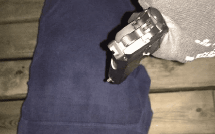 En kvinna fick ett vapen riktat mot sig – något som också fotograferades av rånarna.