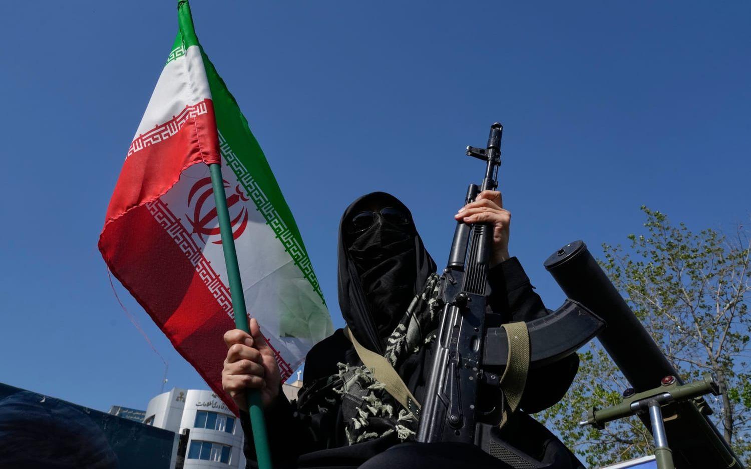 En kvinnlig medlem av milisstyrkan Basij, som tillhör Irans revolutionsgarde, i Teheran i fredags.