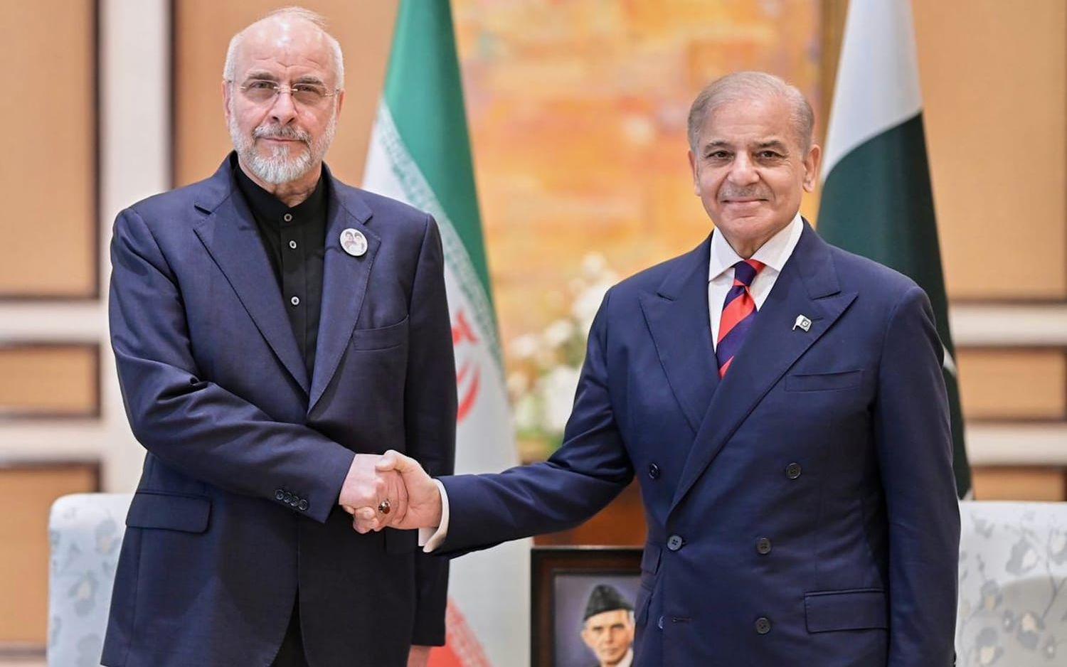 Talmannen för Irans parlament, tillika chefsförhandlare Mohammad Bagher Ghalibaf (till vänster) i det tidigare försöket till fredssamtal i Islamabad, här med Pakistans premiärminister Shehbaz Sharif. Arkivbild.