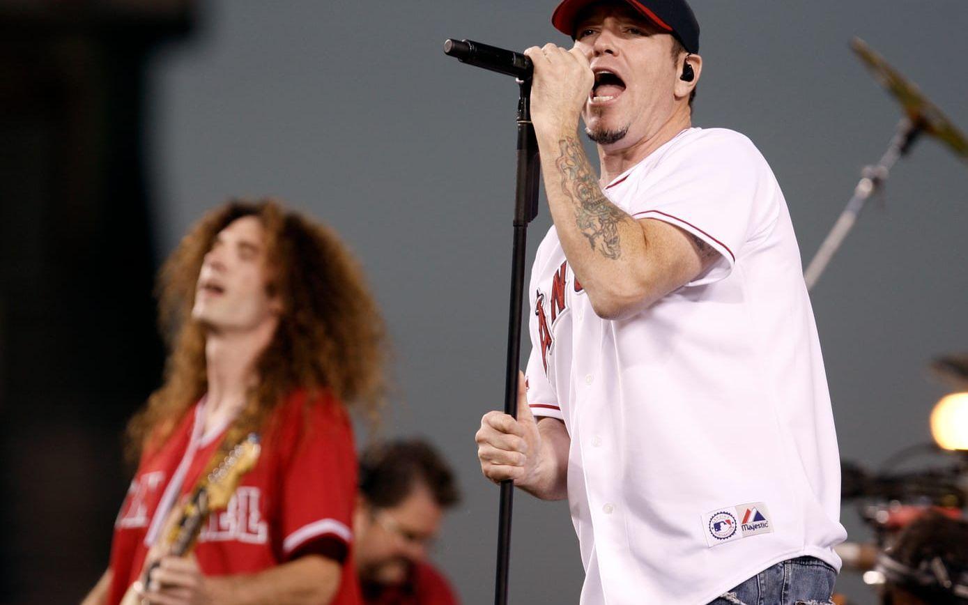 Smash Mouths tidigare sångare Steve Harwell, till höger i bild, har gått bort. Arkivbild från 2008.