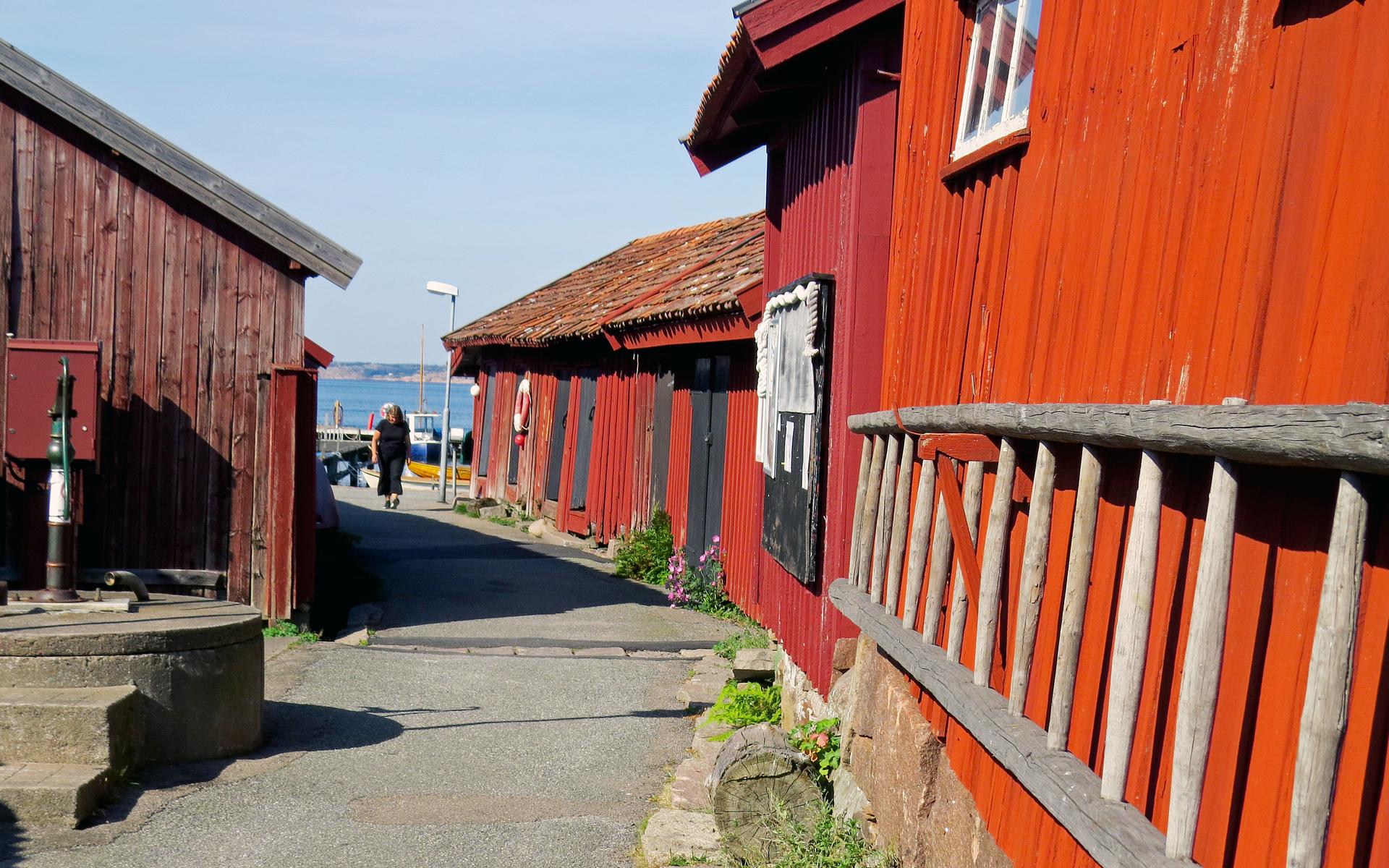Perspektivet öppnar upp sig mot hamnen på Stora Kornö. 