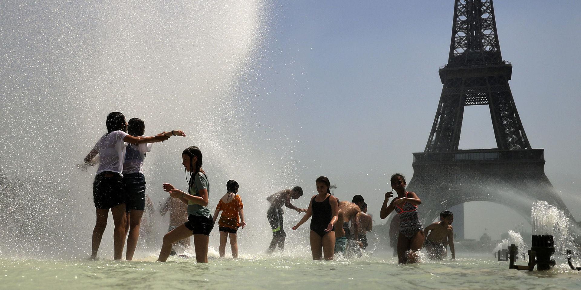 I slutet av juni svalkade sig människor i fontänen i Trocadero i Paris. I veckan väntar en ny värmevåg med temperaturer på över 40 grader i den franska huvudstaden. Arkivbild.