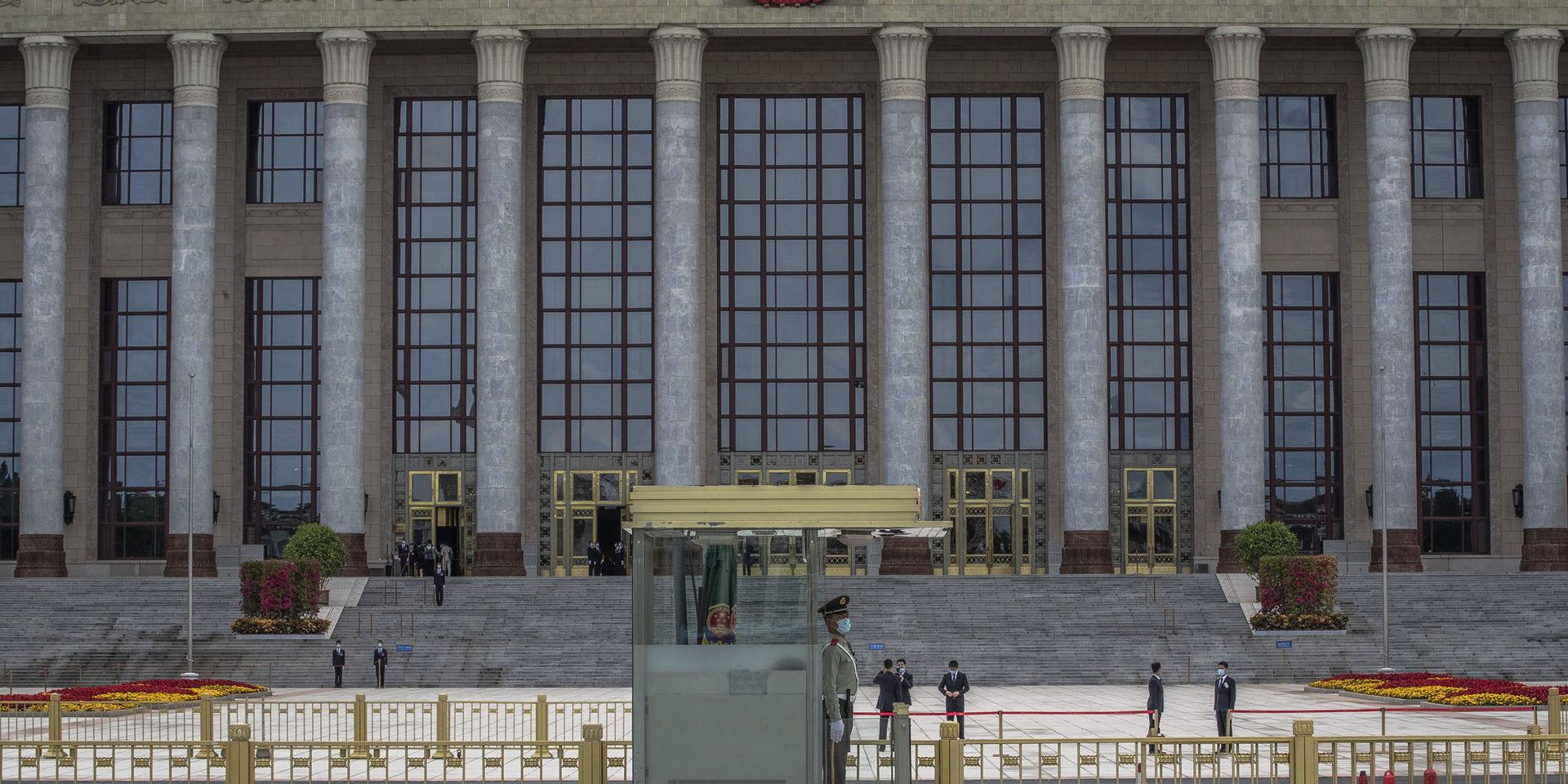 En vakt utanför folkkongressen i Peking.