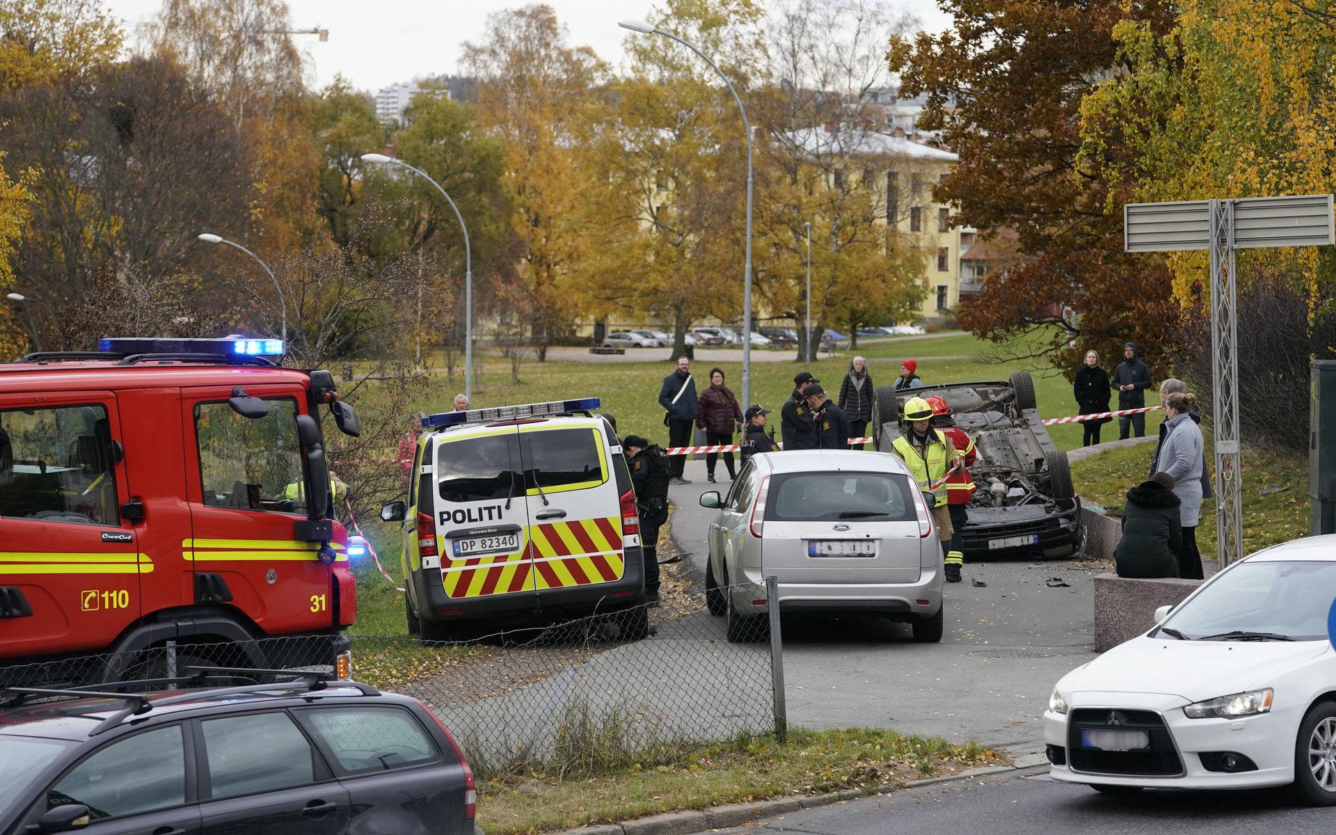 En beväpnad man har stulit en ambulans i Oslo, bekräftar norska polisen på Twitter. 