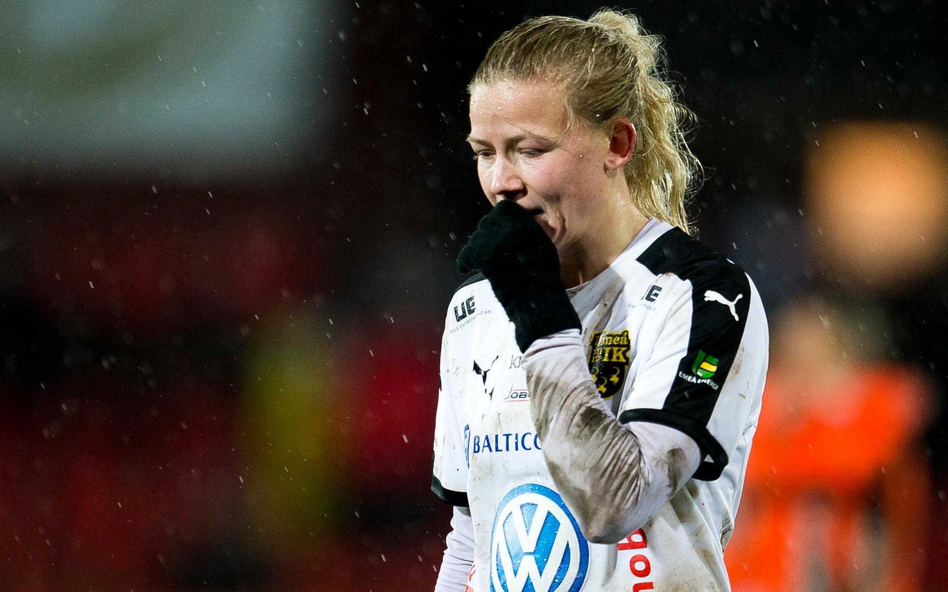 När hon spelade i Umeå drabbades hon av en tredje korsbandsskada på kort tid. 