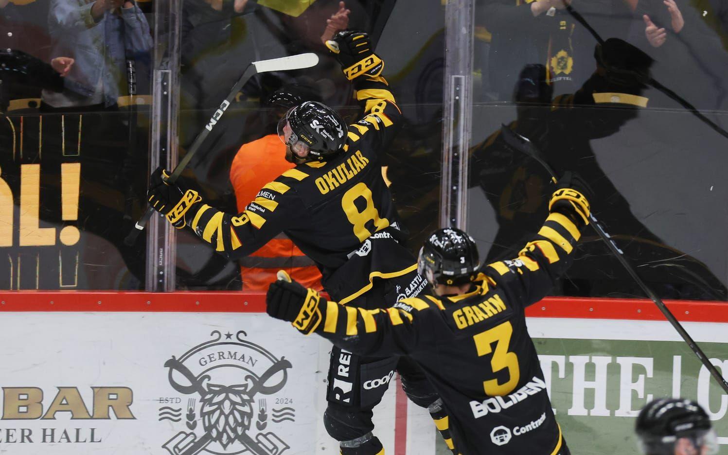 Oliver Okuliar firar Skellefteås 4–2-mål i den femte finalen när Skellefteås tog SM-guld.