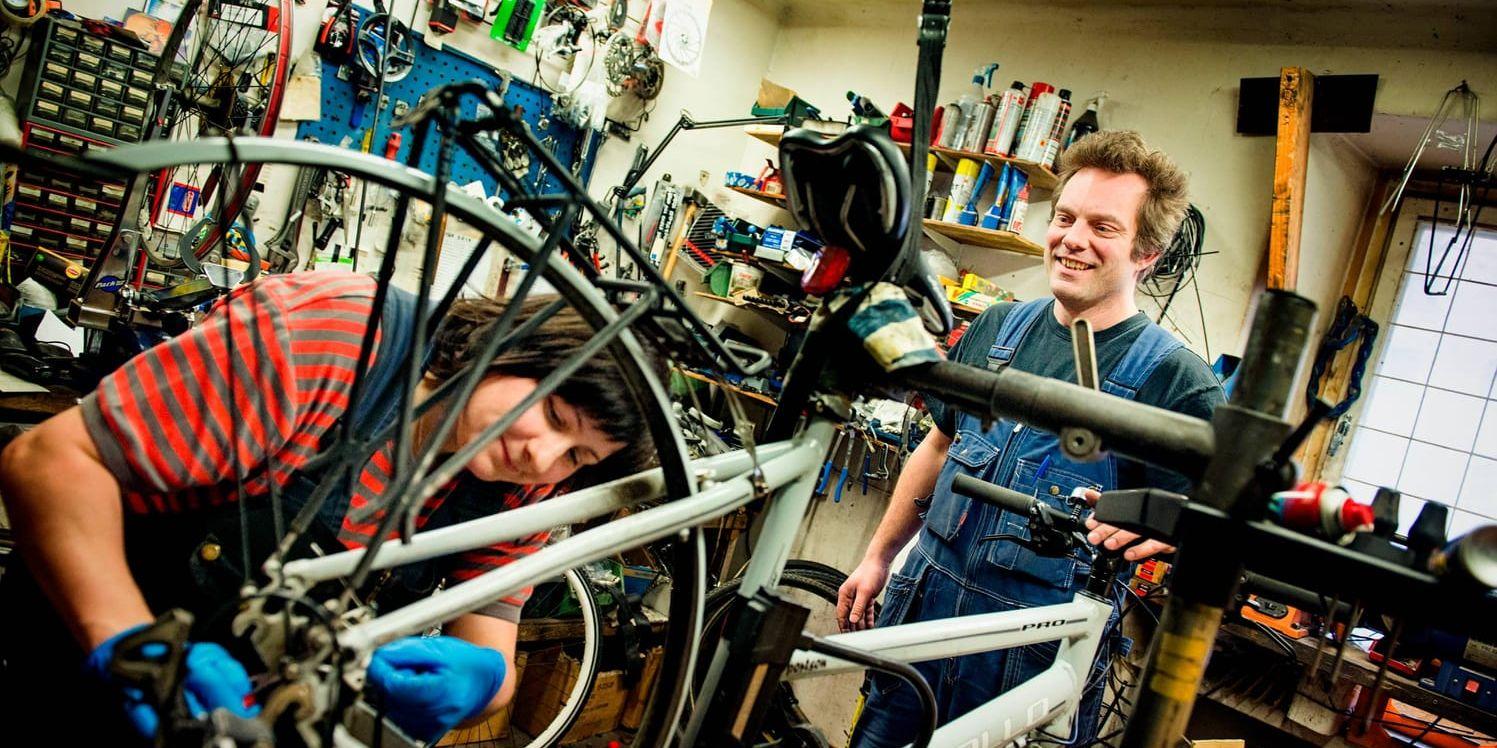 Självlärda. Olof Pettersson och Susanne Wederbrand på Pedalkraft vid Svingeln skulle gärna se en yrkesutbildning för cykelreparatörer. Precis som de flesta i Sverige har de ingen formell utbildning. I höst ska intresseorganisationen Cykelbranschen lämna in sin femte ansökan till Myndigheten för yrkeshögskolor.