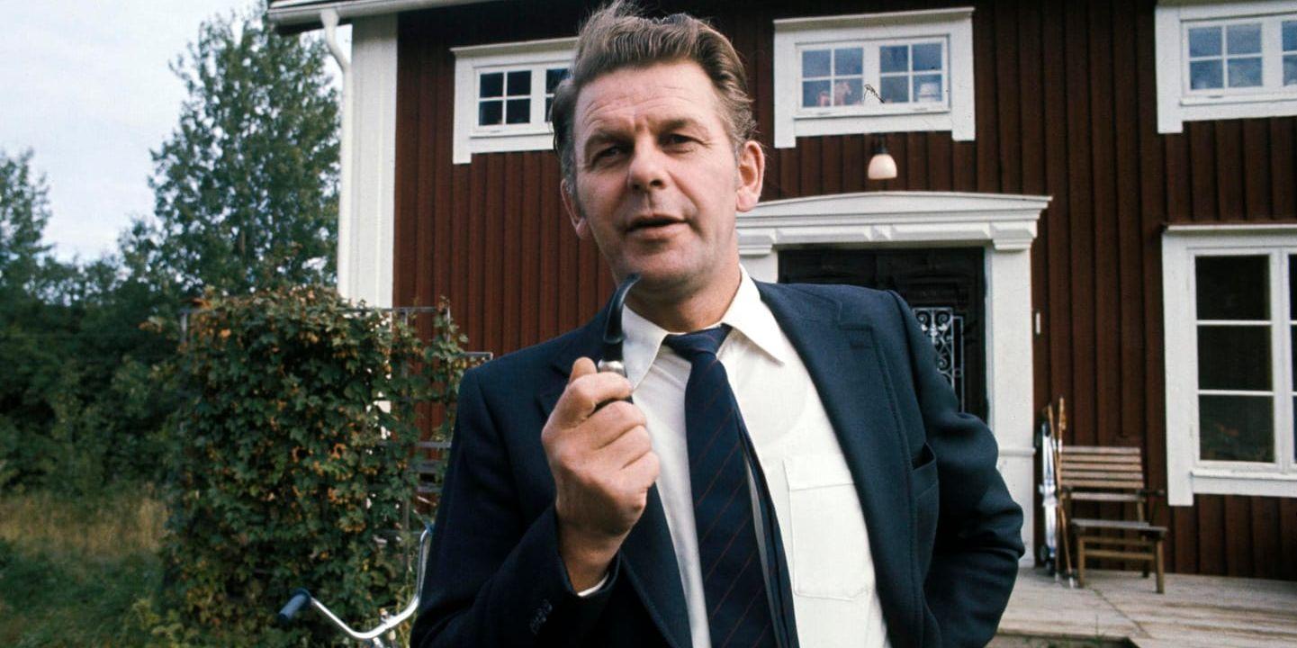 Centerpartiledaren Thorbjörn Fälldin röker pipa utanför huset hemma på gården Ås i Ramvik på valdagen 1973. Arkivbild.