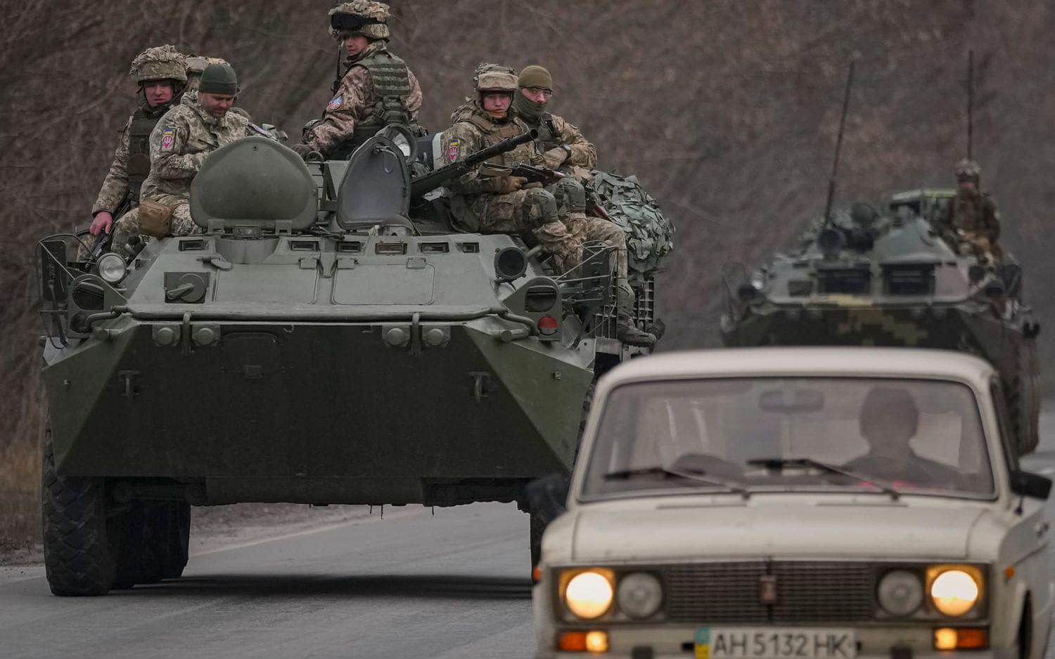 I ett tal till nationen erkände Putin utbrytarregionerna Donetsk och Luhansk i östra Ukraina tidigare i veckan. Några dagar senare skickade han trupper till områdena. Det här är ukrainsk militär på en väg i Donetsk.