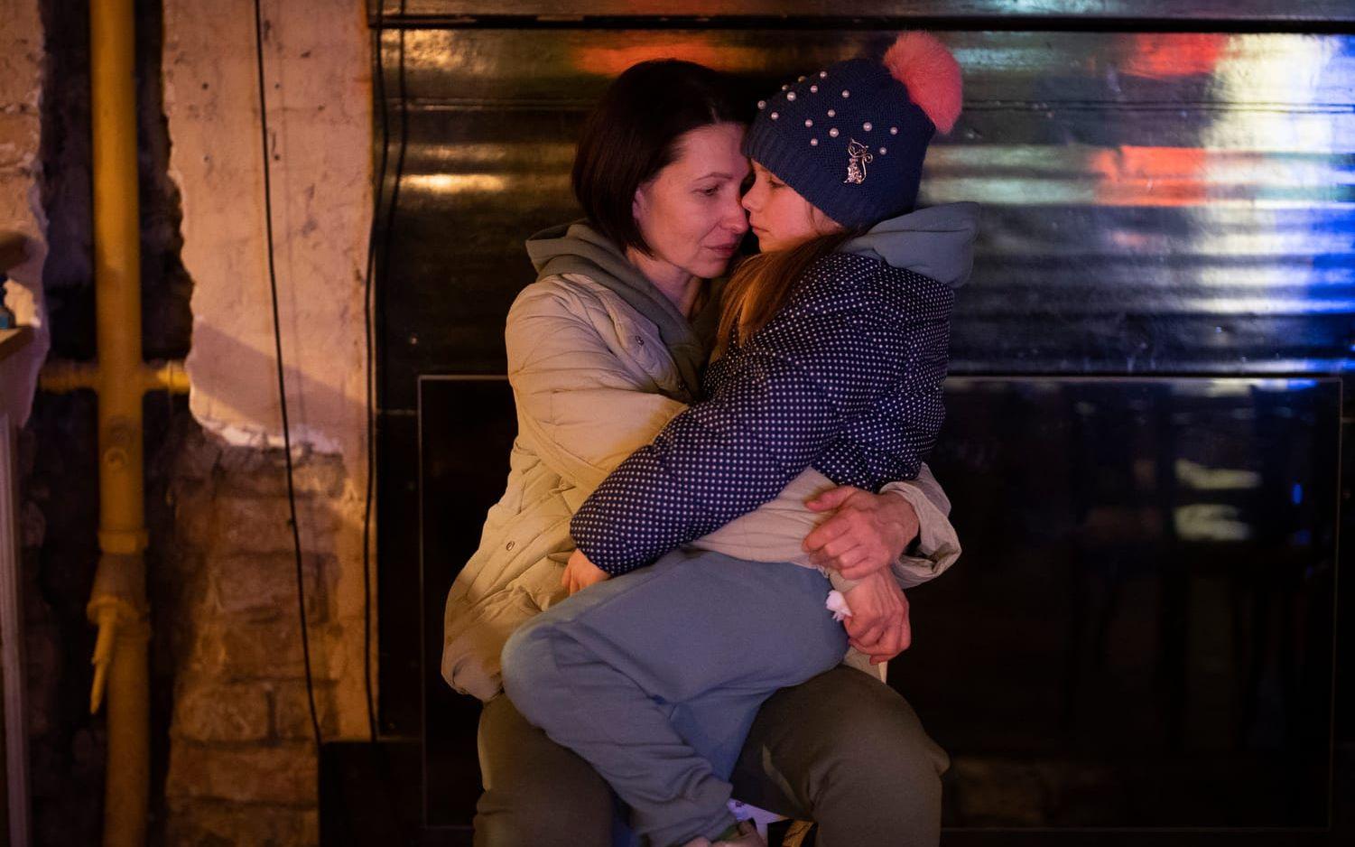 En kvinna tar skydd med sin dotter i ett skyddsrum i den ukrainska huvudstaden.