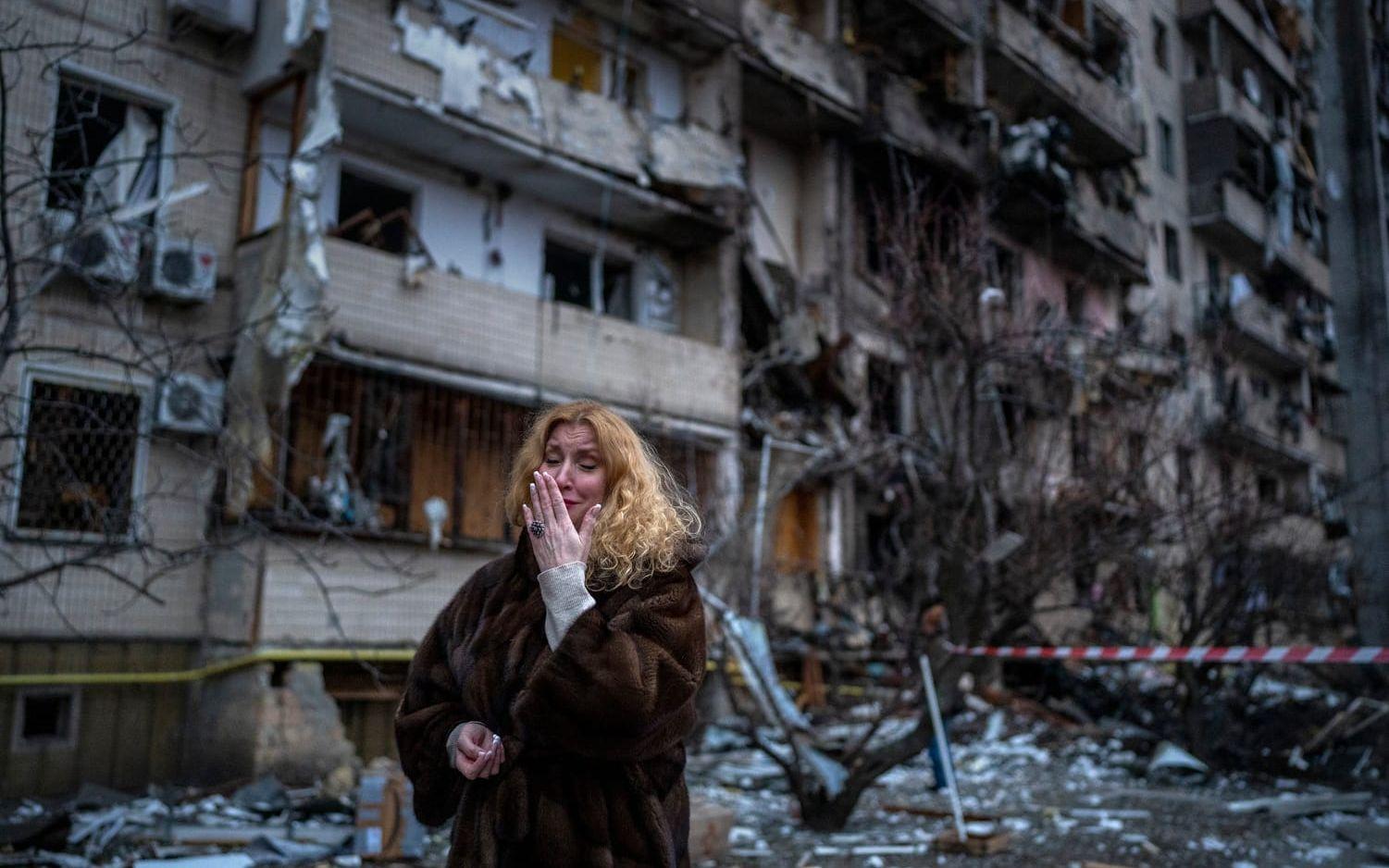 En kvinna gråter efter att hennes hem förstörts i en av attackerna.