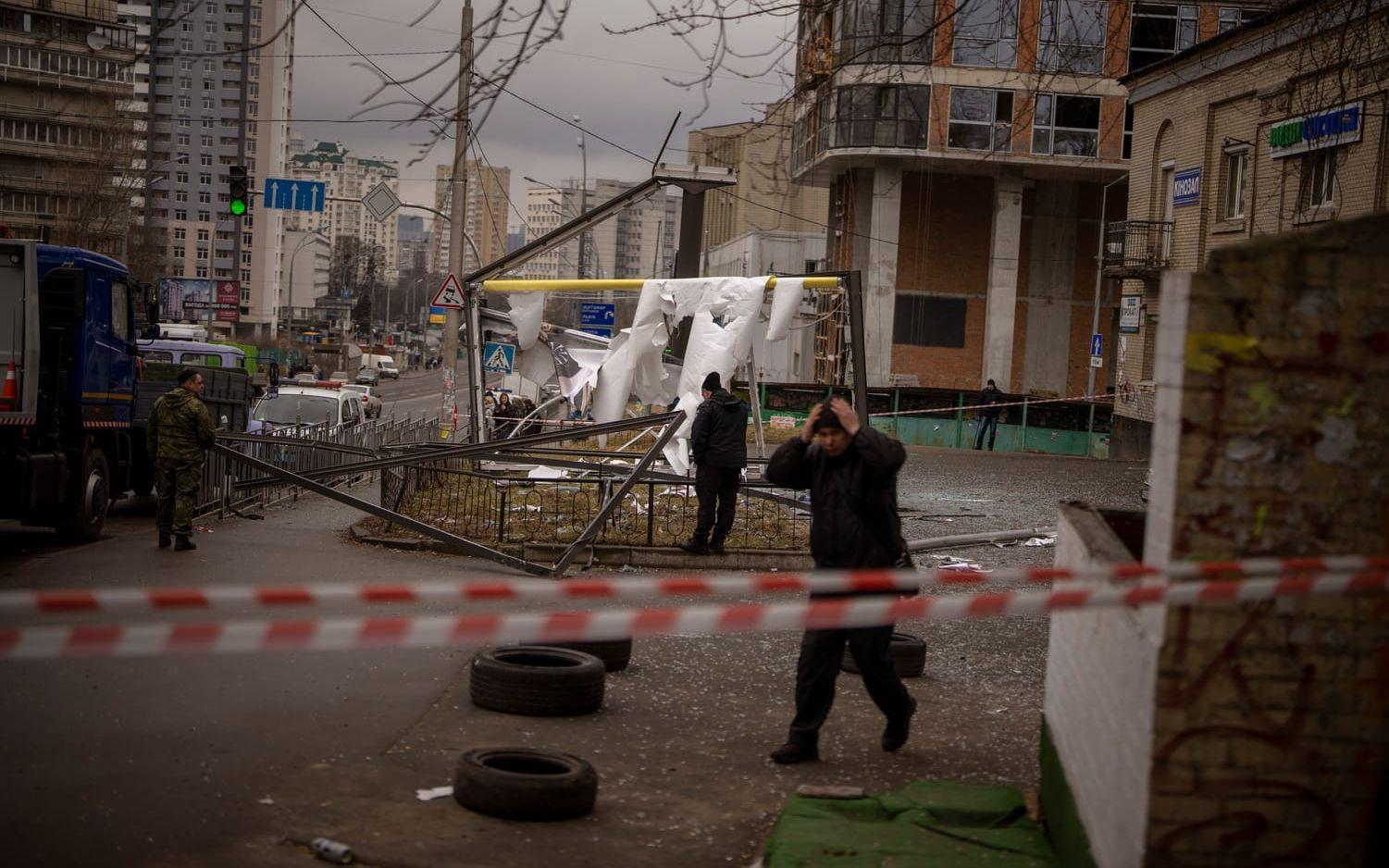Poliser inspekterar ett område efter en rysk attack i Kiev under torsdagen.