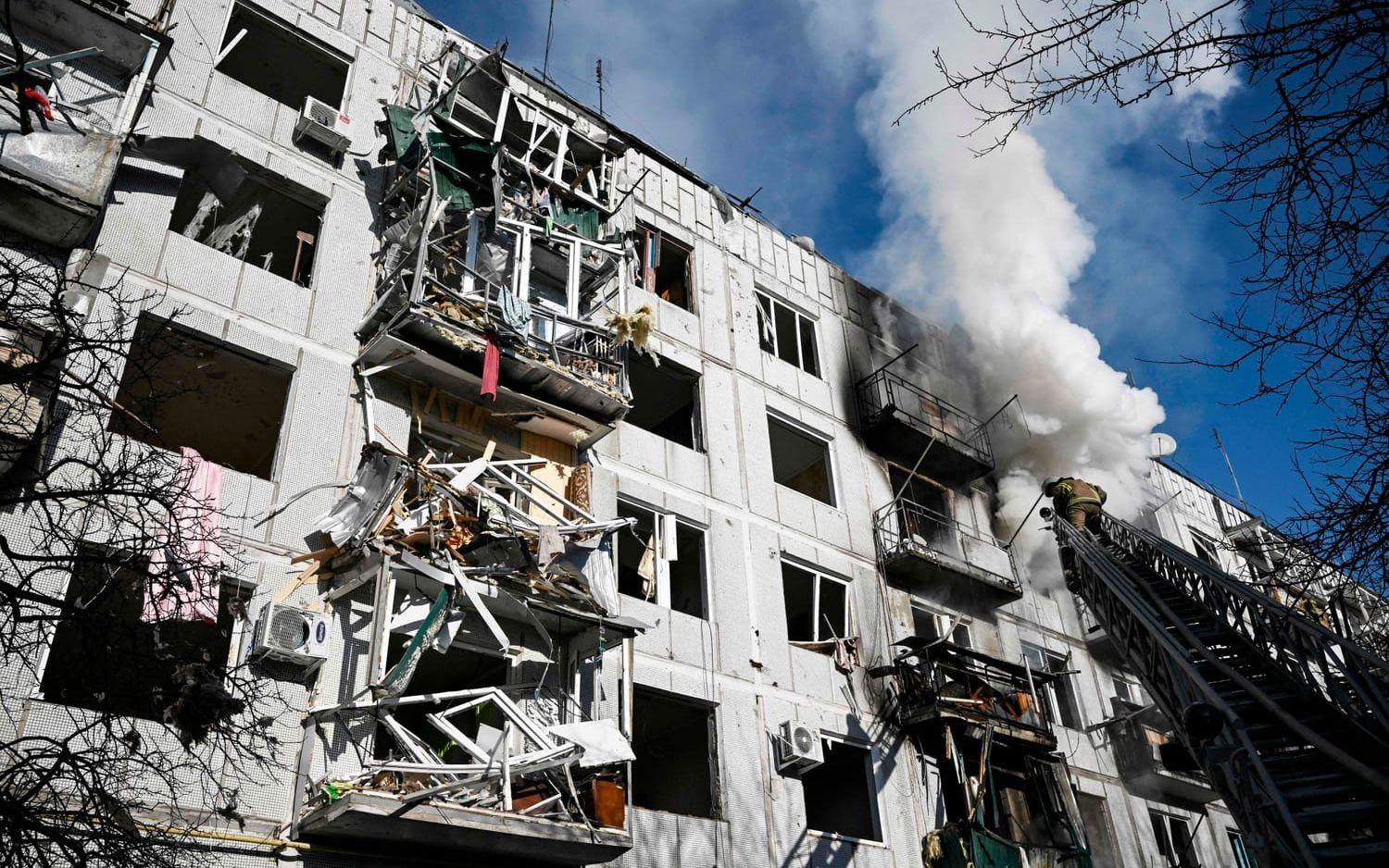 Brandmän försöker släcka en brand i en byggnad utanför Charkiv, samtidigt som Ryssland attackerar från flera väderstreck.