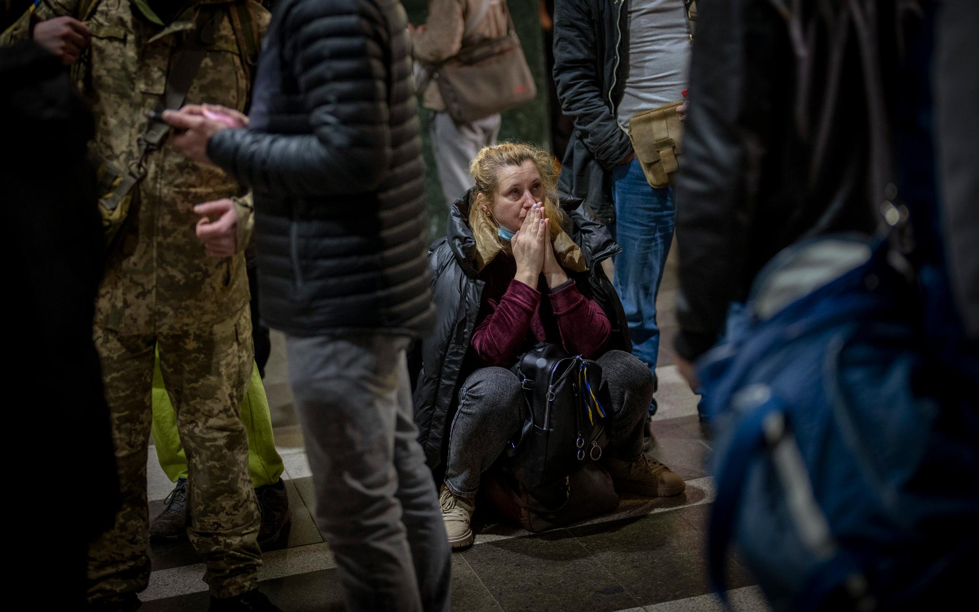 En annan kvinna väntar på tåget i ett försök att lämna Kiev.