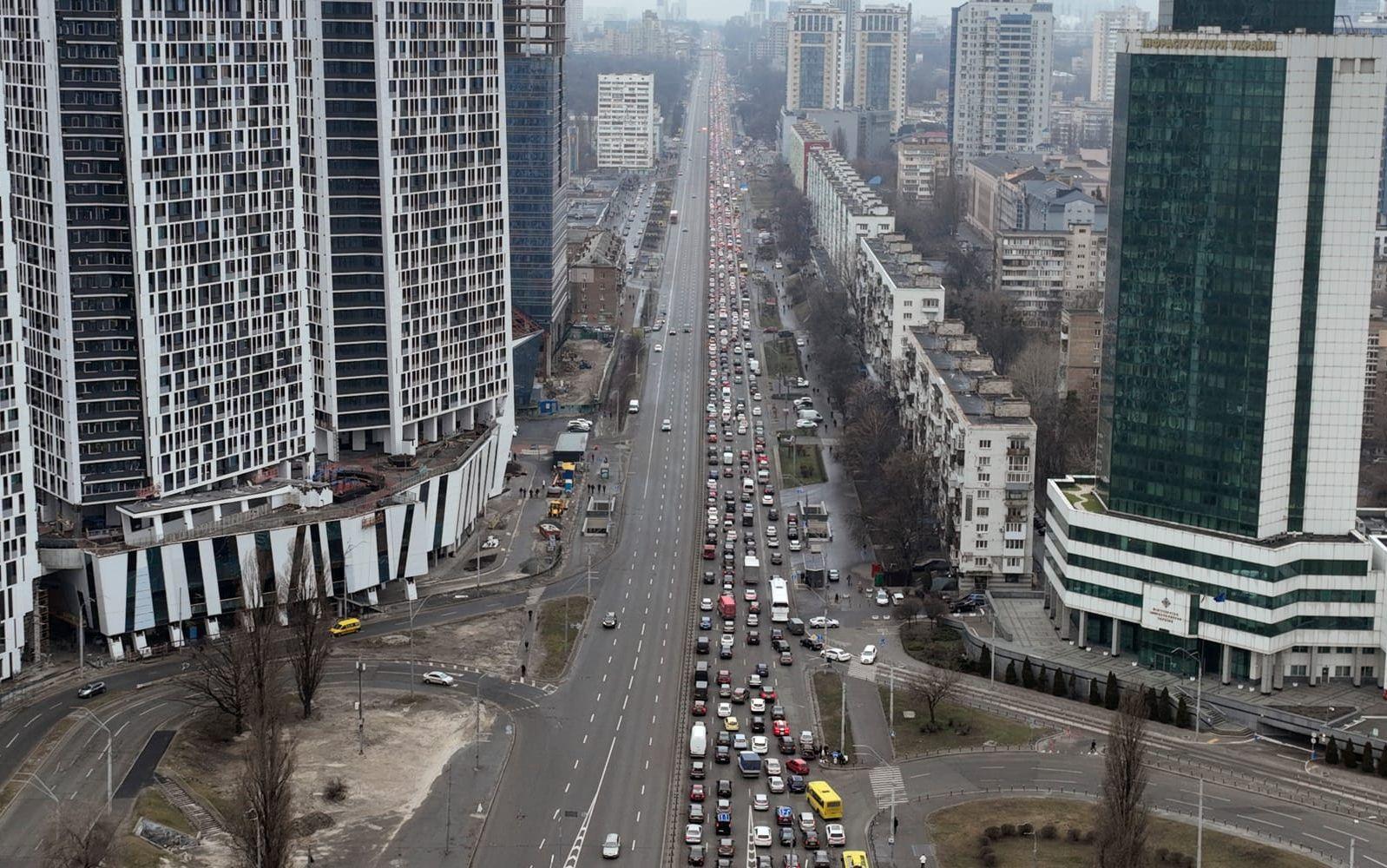 Människor hamnade också i timslånga köer när de försökte ta sig ut ur huvudstaden Kiev.