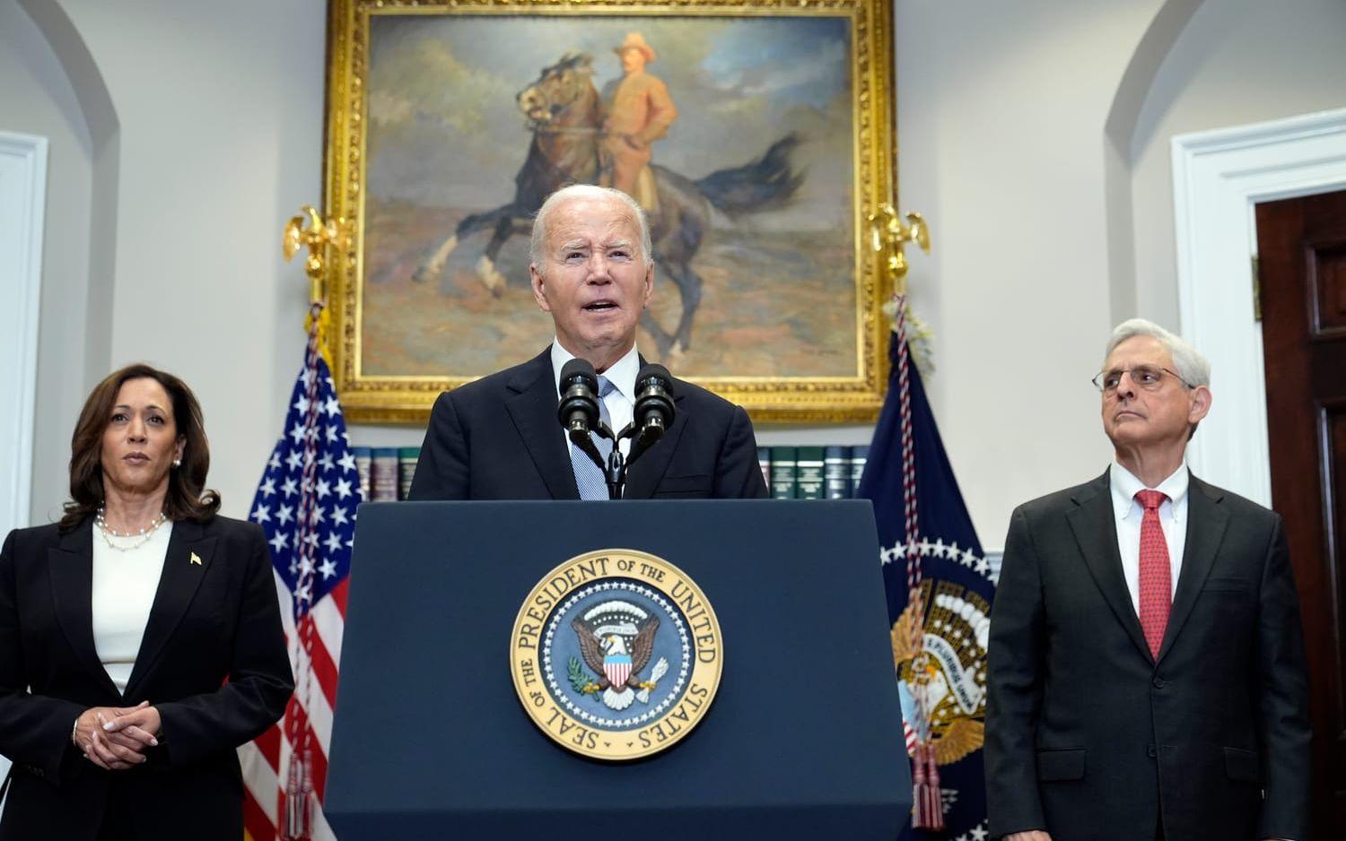 USA:s president Joe Biden talar till nationen, flankerad av vicepresident Kamala Harris och justitieminister Merrick Garland.