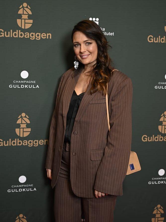 Skådespelaren Susanne Thorson valde en enkel brun kostym...