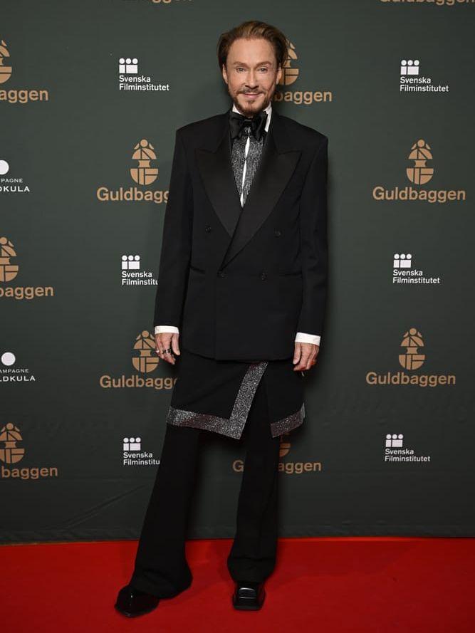 Christer Lindarw anlände till röda mattan på Guldbaggegalan klädd i en extravagant kostymvariant, 