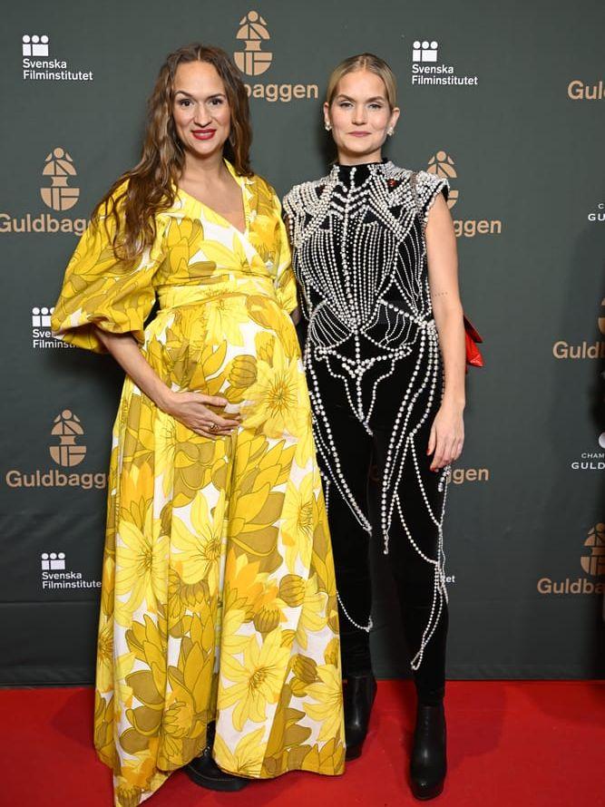 Höggravida Bianca Kronlöf i gul galaklänning kom tillsammans med sin syster Tiffany Kronlöf.