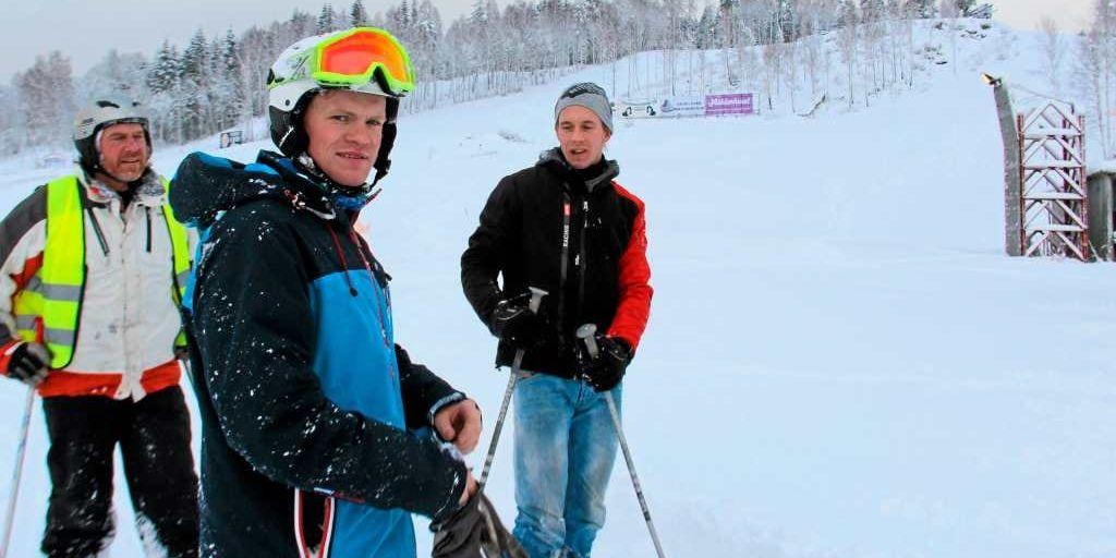 Stefan Svensson och Rickard Svensson med kompis njuter av att ha fått mycket snö i sina backar.