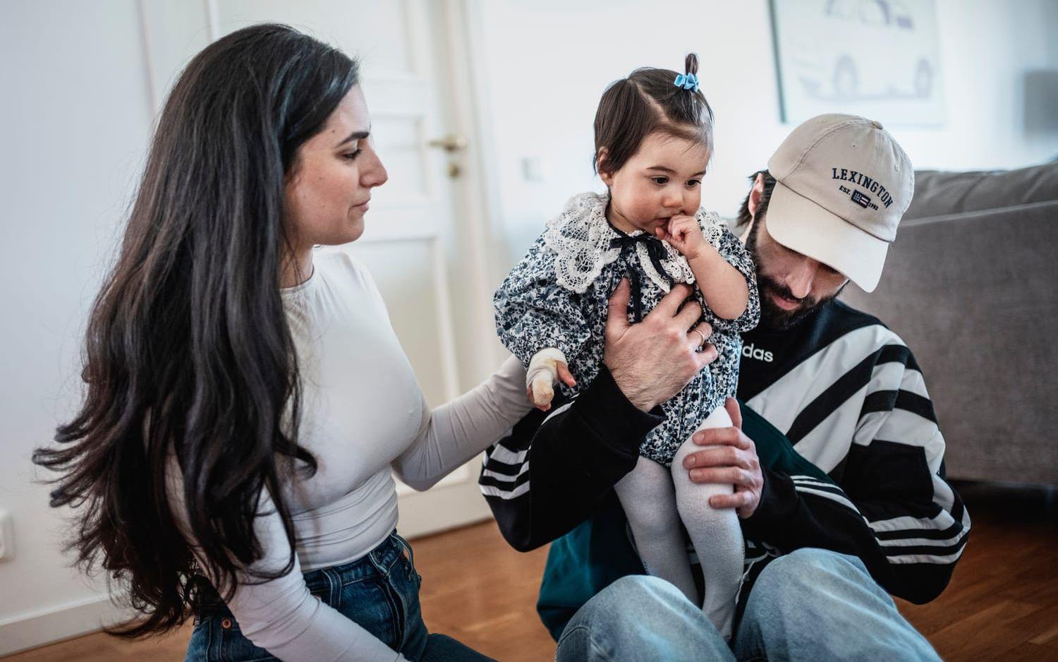 Shilera Sulhav och Mathias Renströms dotter Olivia fick ett finger sönderslitet av ett skötbord på Hede fashion outlet.