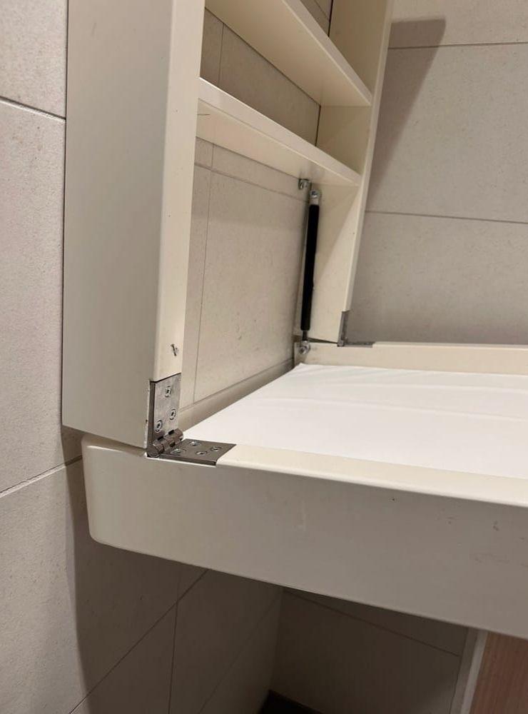 Mathias Renström beskriver hur skötbordet på Hede fashion outlet inte kunde vikas hela vägen ner.