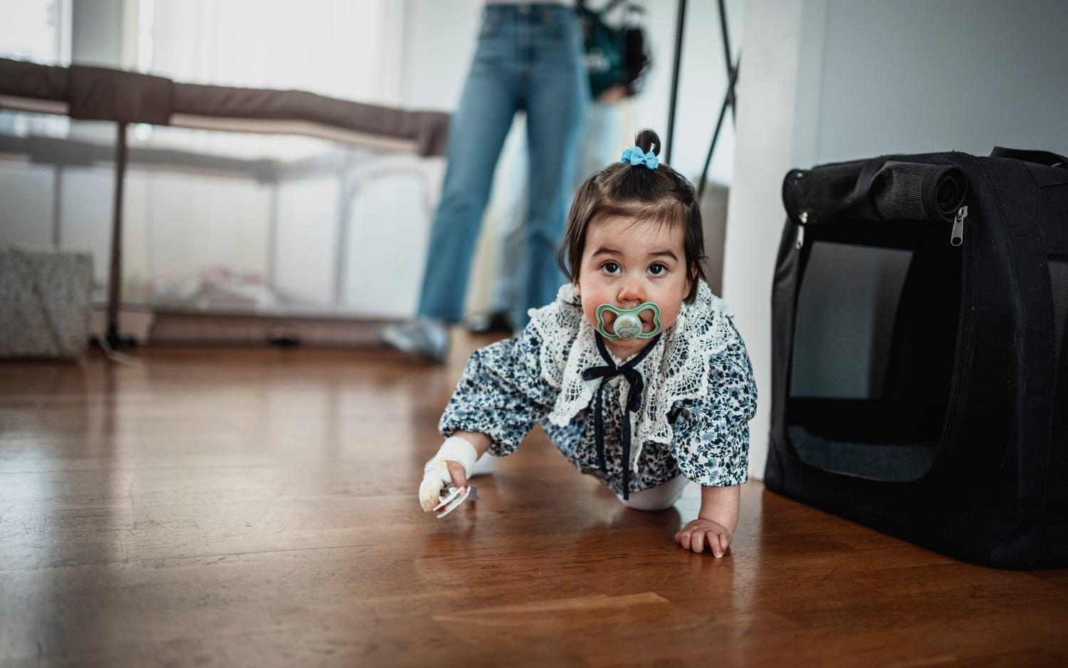Shilera Sulhav och Mathias Renströms dotter Olivia fick ett finger sönderslitet av ett skötbord på Hede fashion outlet.