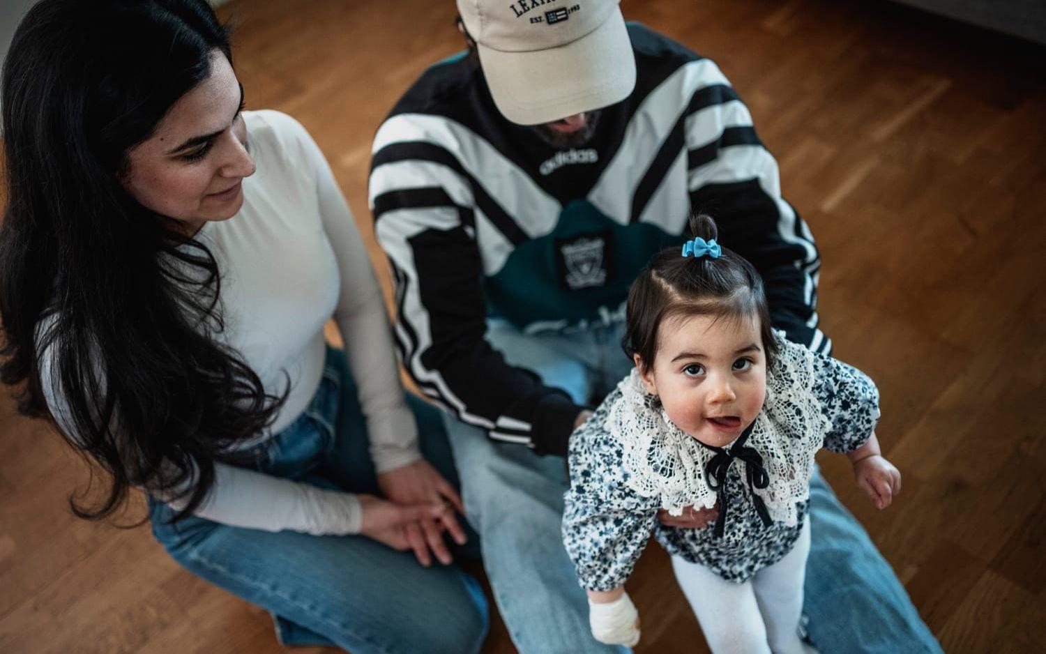 Shilera Sulhav och Mathias Renströms dotter Olivia fick ett finger sönderslitet av ett skötbord på Hede fashion outlet.