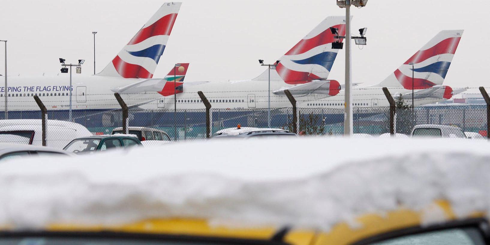 Flyg till och från Londons flygplats Heathrow har fått ställas in på grund av snö och kyla. Arkivbild.