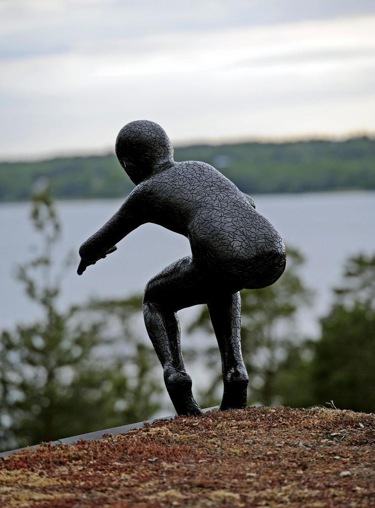 En av Maria Miesenbergers skulpturer vid konstcentret Artipelag i Gustavsberg utanför Stockholm, Stilla rörelse (hoppande).