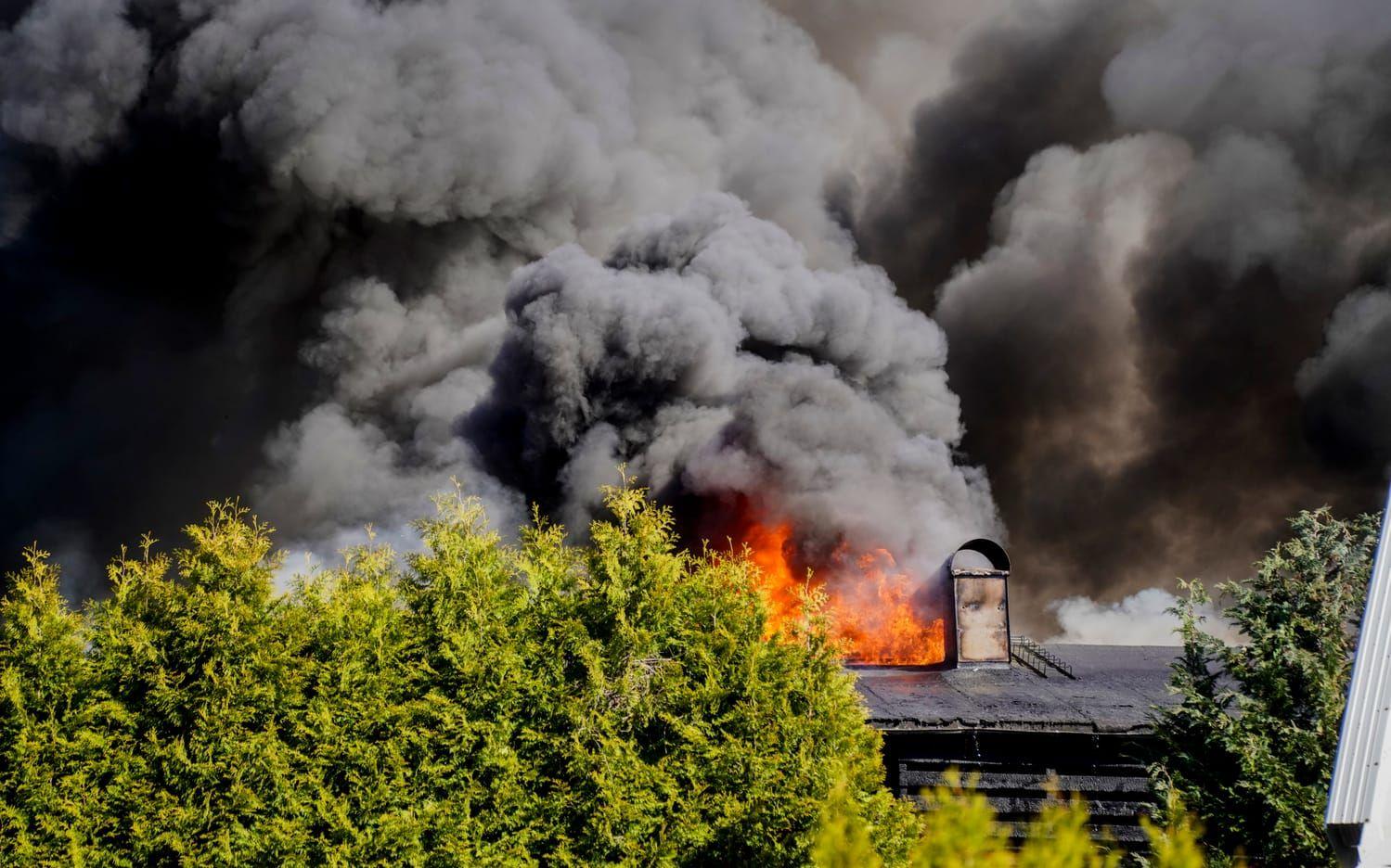 En kraftig brand har utbrutit i Bærum i Norge.