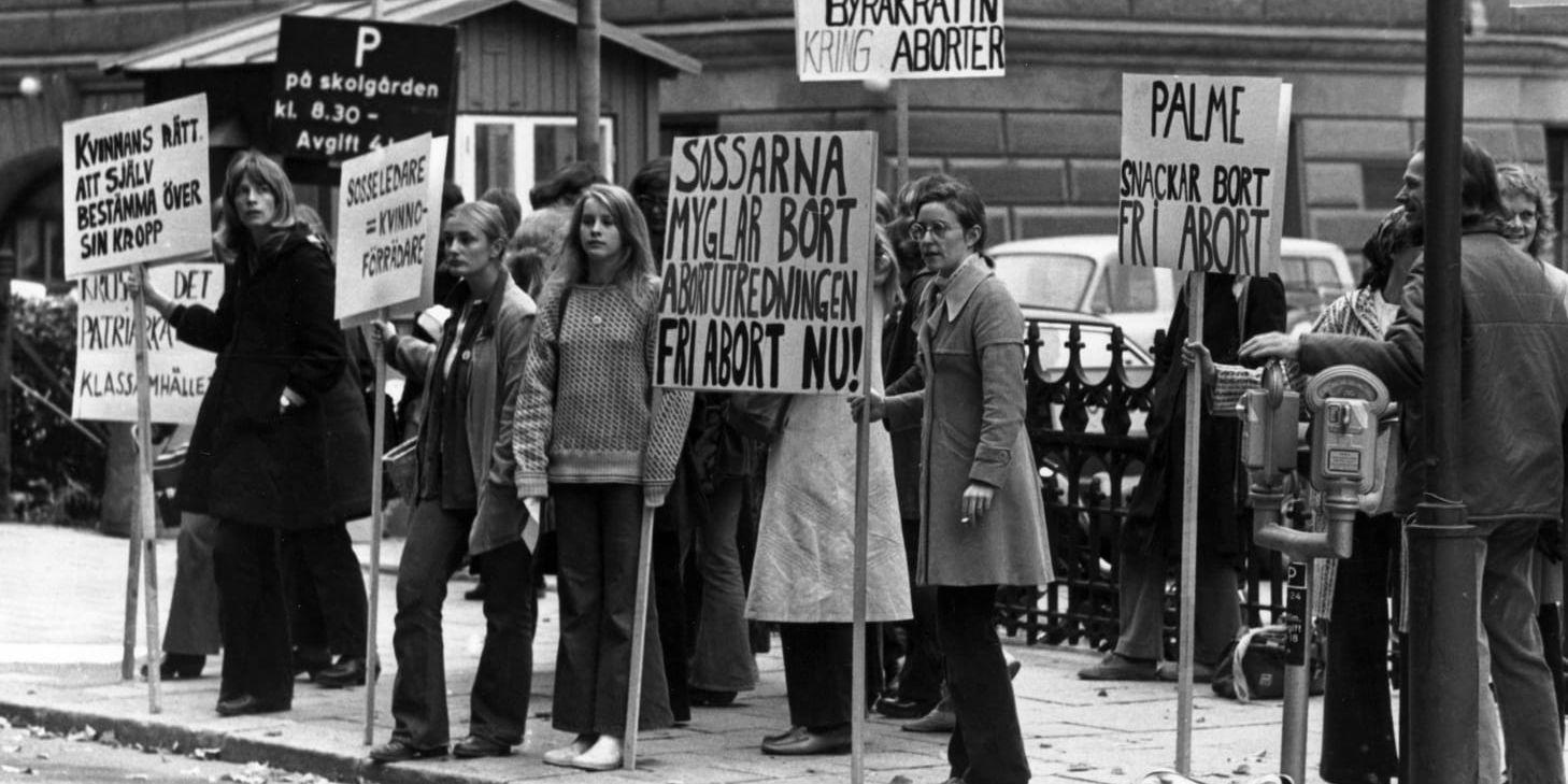 Grupp 8 demonstrerar för fri abort på Barnhusgatan intill Norra Latins skolgård och Folkets Hus 1972. 