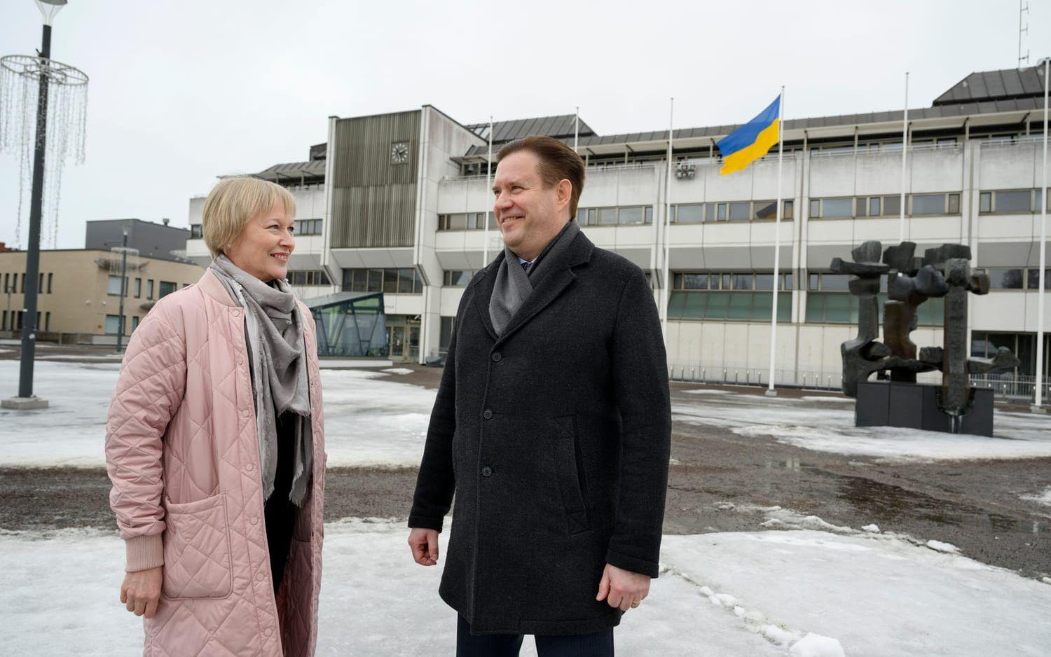 Päivi Pietiläinen, chef för Villmanstrands internationella relationer, och Kimmo Jarva, stadens borgmästare, på torget framför stadshuset, där den ukrainska flaggan hissats.