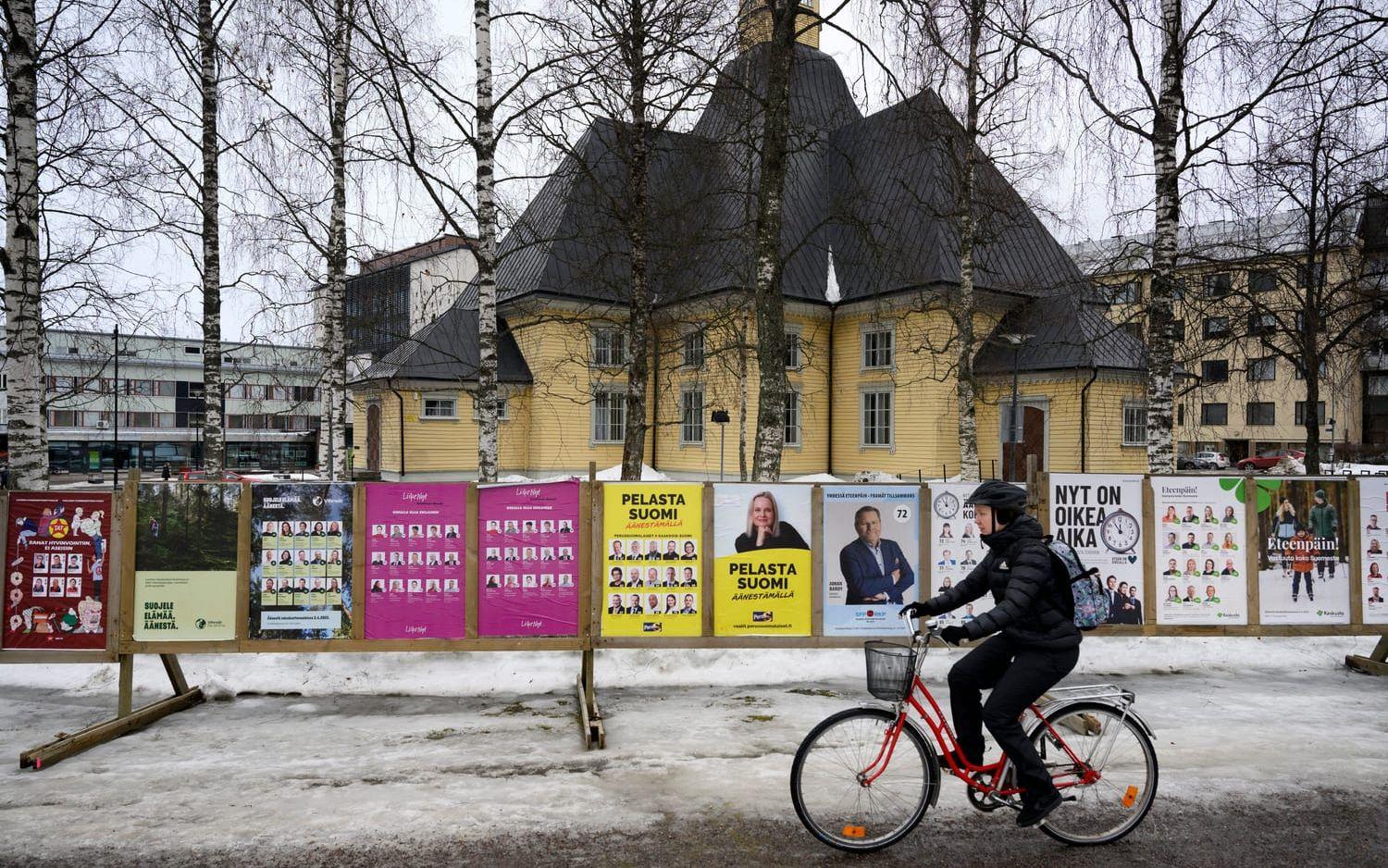 Den 2 april är det riksdagsval i Finland. På bilden syns valaffischer från bland annat Sannfinländarna i Villmanstrand i Södra Karelen.