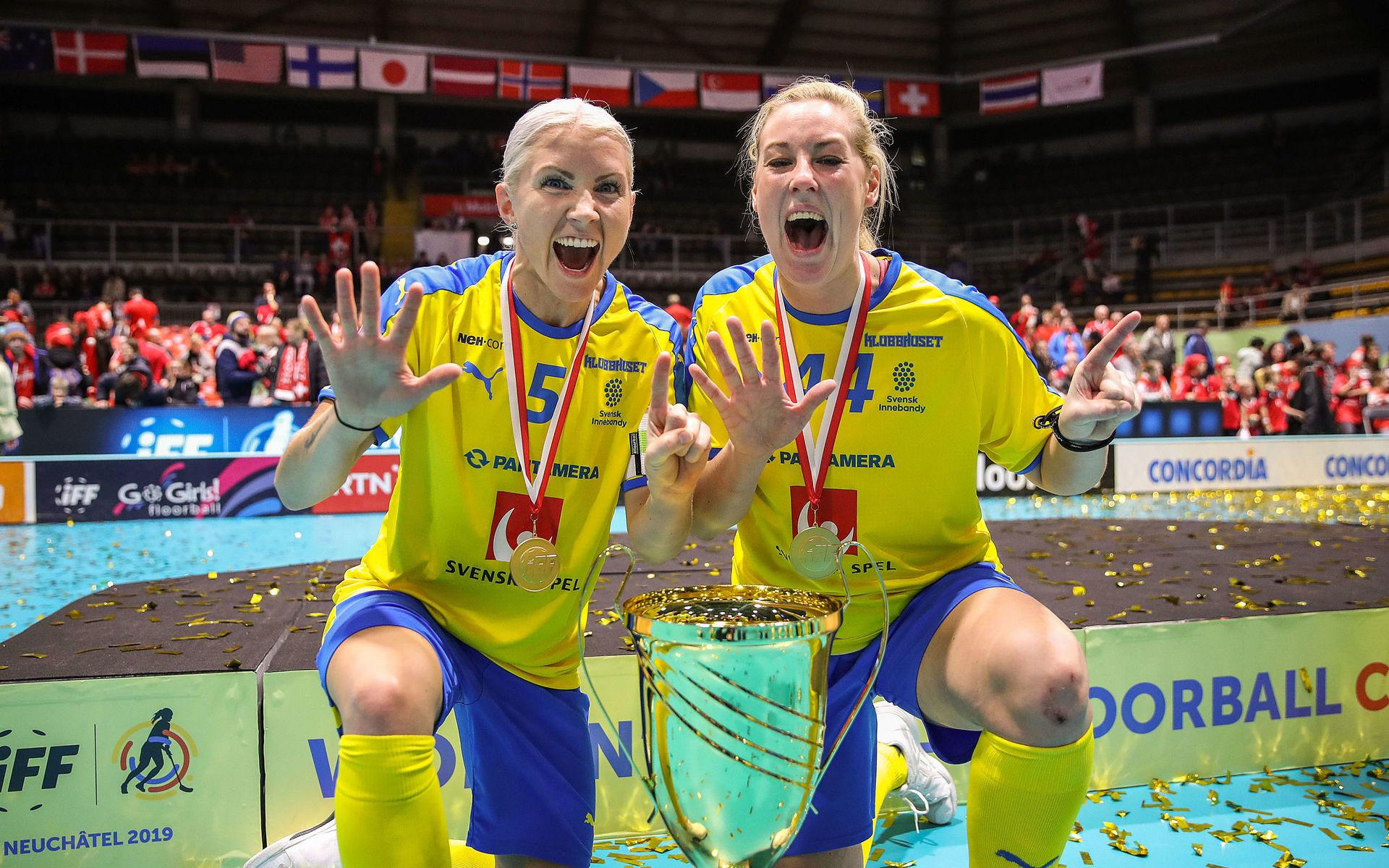 Anna Wijk and Isabell Krantz jublar med VM-bucklan