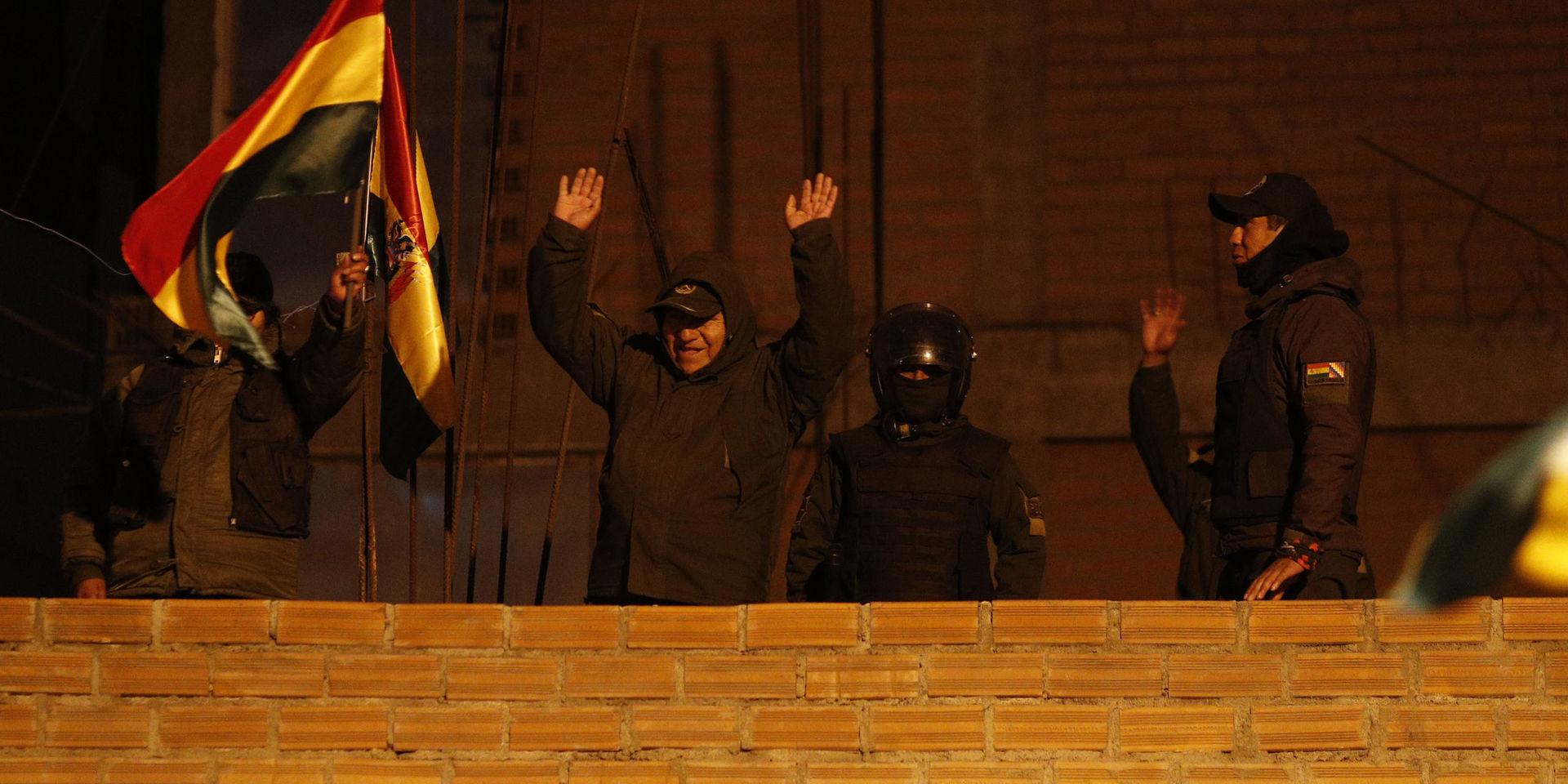 Oppositionella poliser demonstrerar mot regeringen i La Paz i Bolivia under fredagen. 