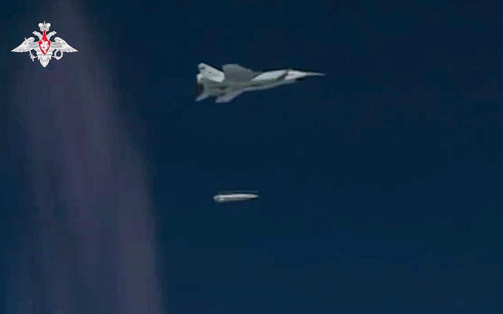 En Kinzjal släpps från stridsplanet MIG-31K. Bilden är från en övning 2022.