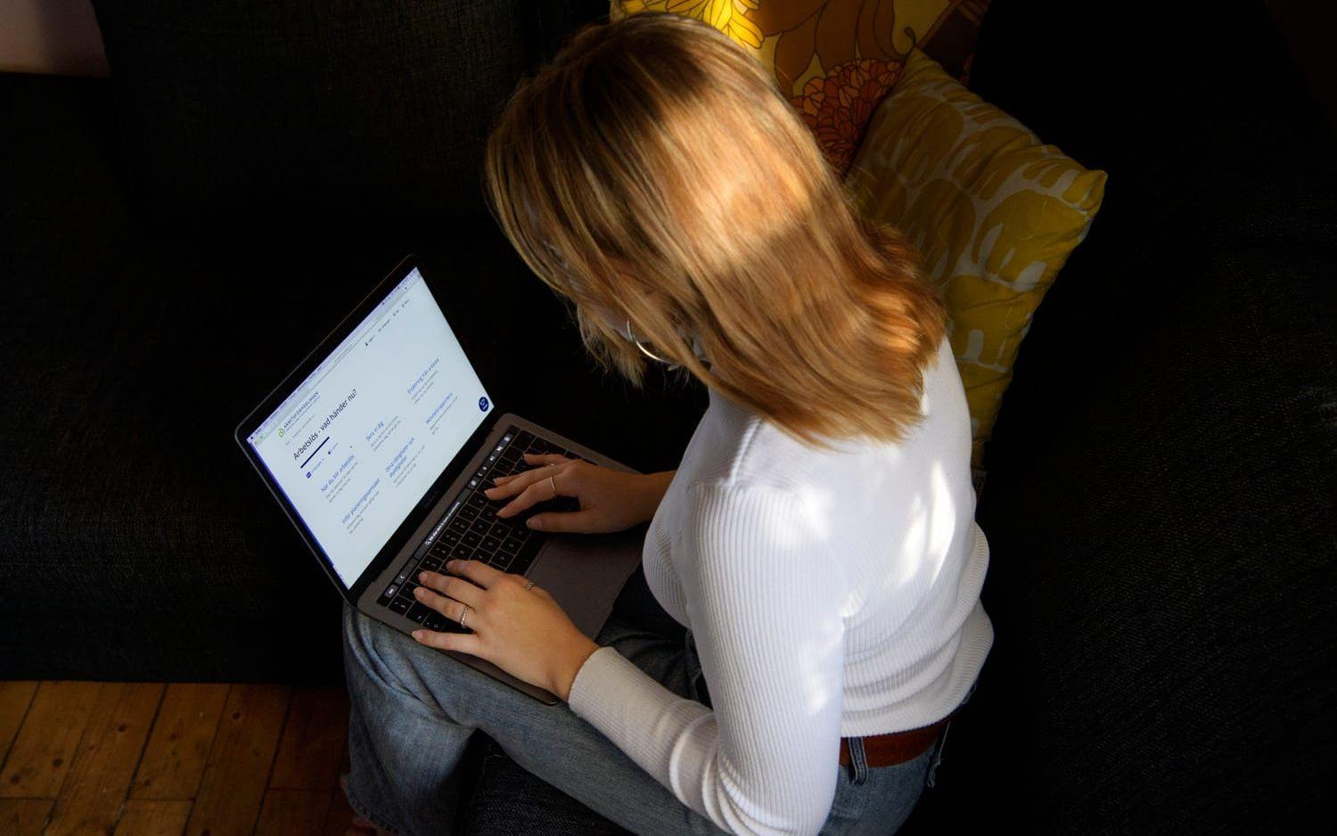 En ung vuxen söker jobb på Arbetsförmedlingens hemsida. Arkivbild.