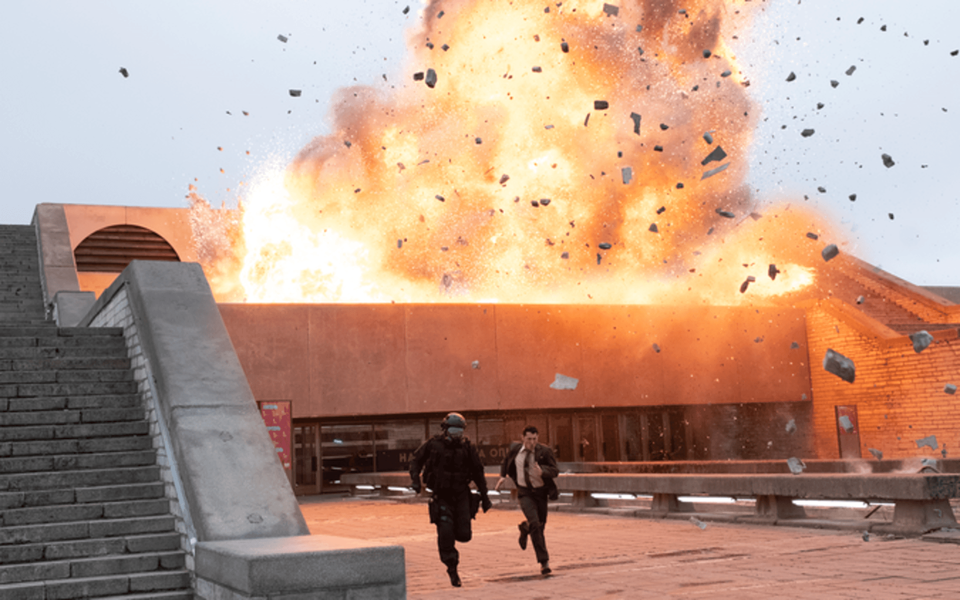 Bild från Christopher Nolans uppmärksammade film ”Tenet” med en exploderande byggnad. 