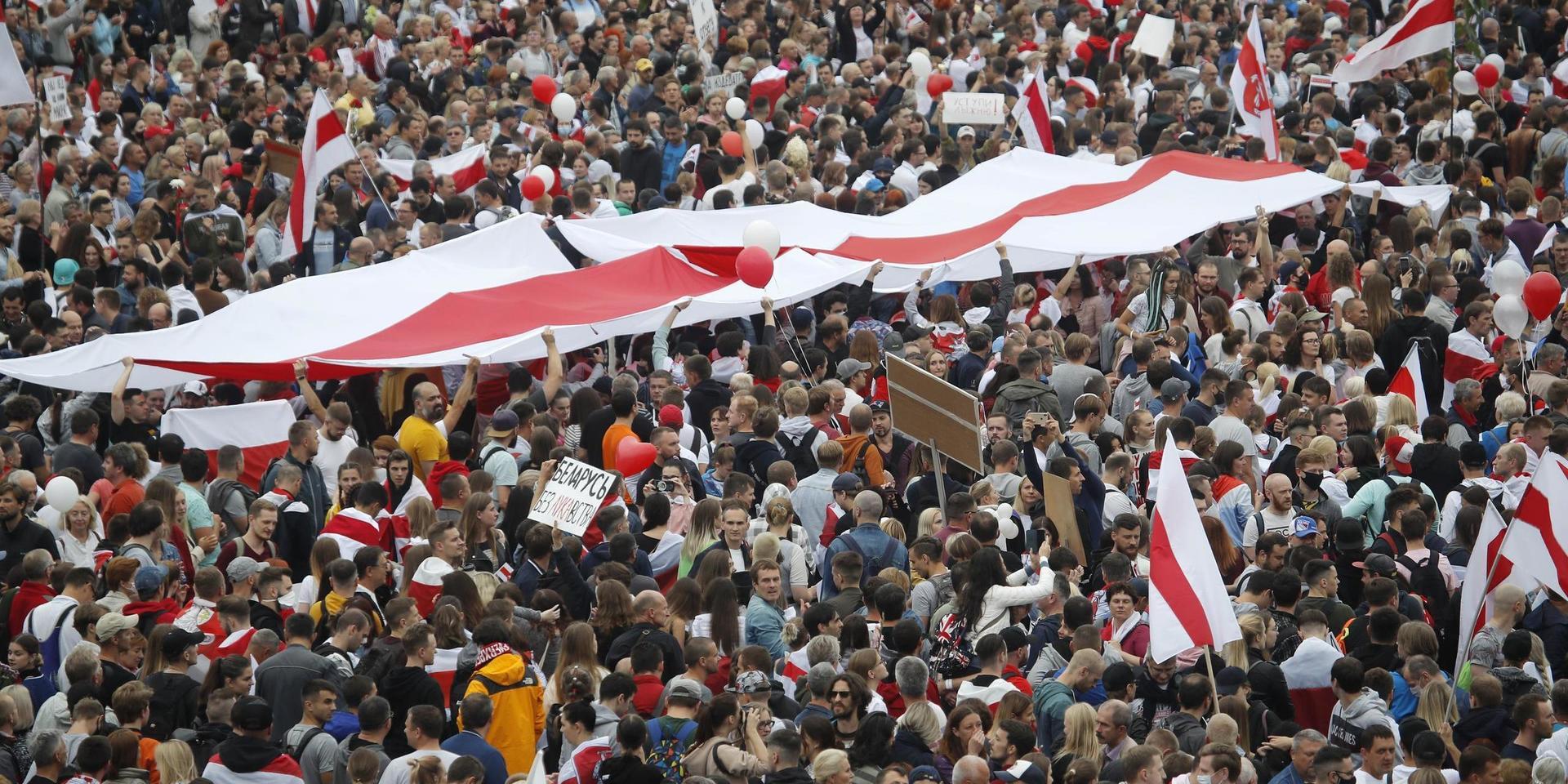 Tiotusentals demonstranter har samlats på Självständighetstorget i Minsk med oppositionens röd-vita flaggor.