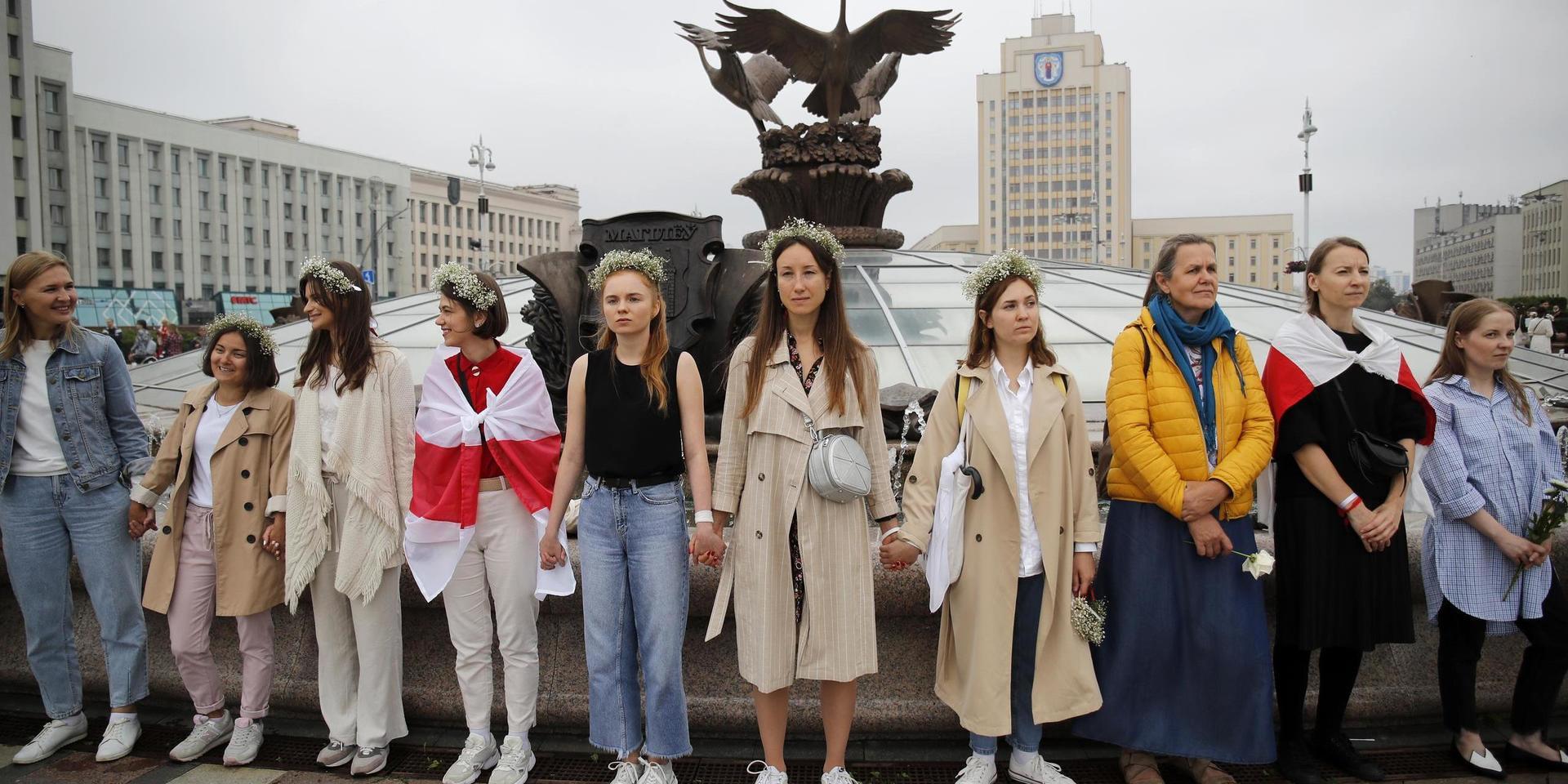 Kvinnor bildar en mänsklig kedja i Minsk.