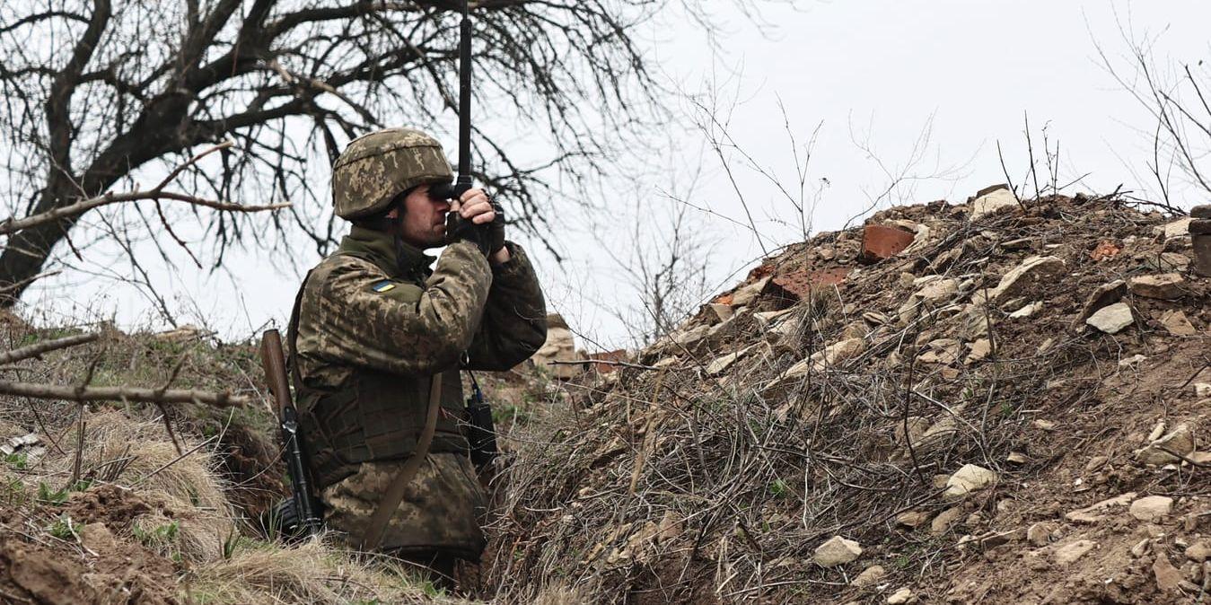 En ukrainsk soldat spanar över frontlinjen mot den ryssvänliga utbrytarrepubliken Donetsk. Spänningarna i östra Ukraina har tilltagit på sistone med ett skarpt ordkrig mellan Ryssland och Nato.