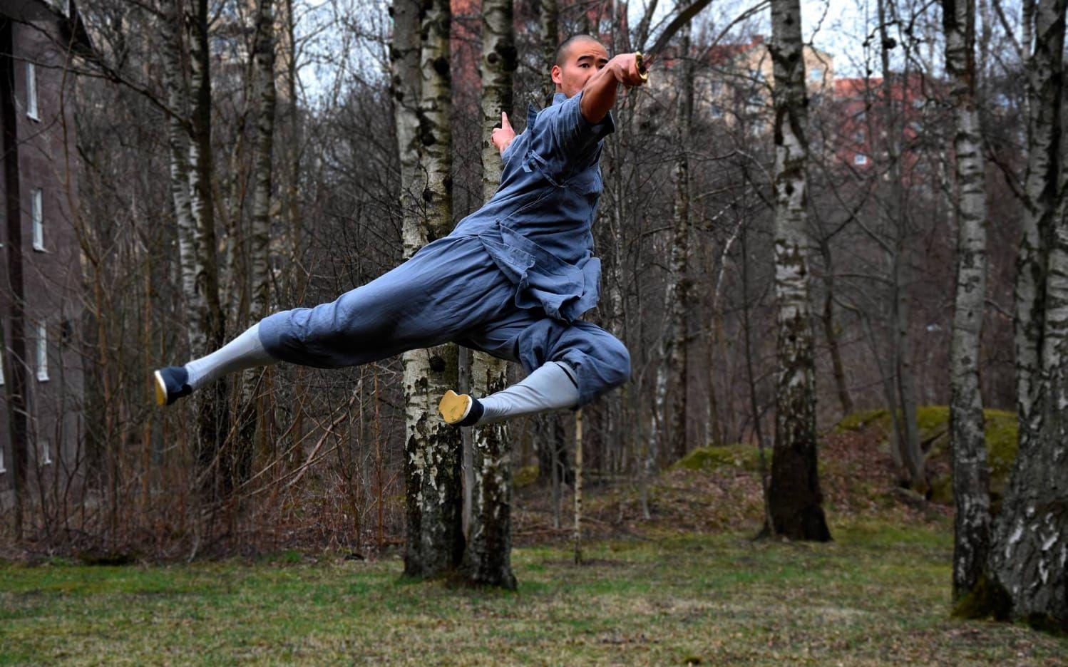 Shaojie Fan var bara 19 år när han kom till Sverige från Kina. I dag odlar han sin passion och lär ut kinesisk kampsport. Bild: Jan Larsson