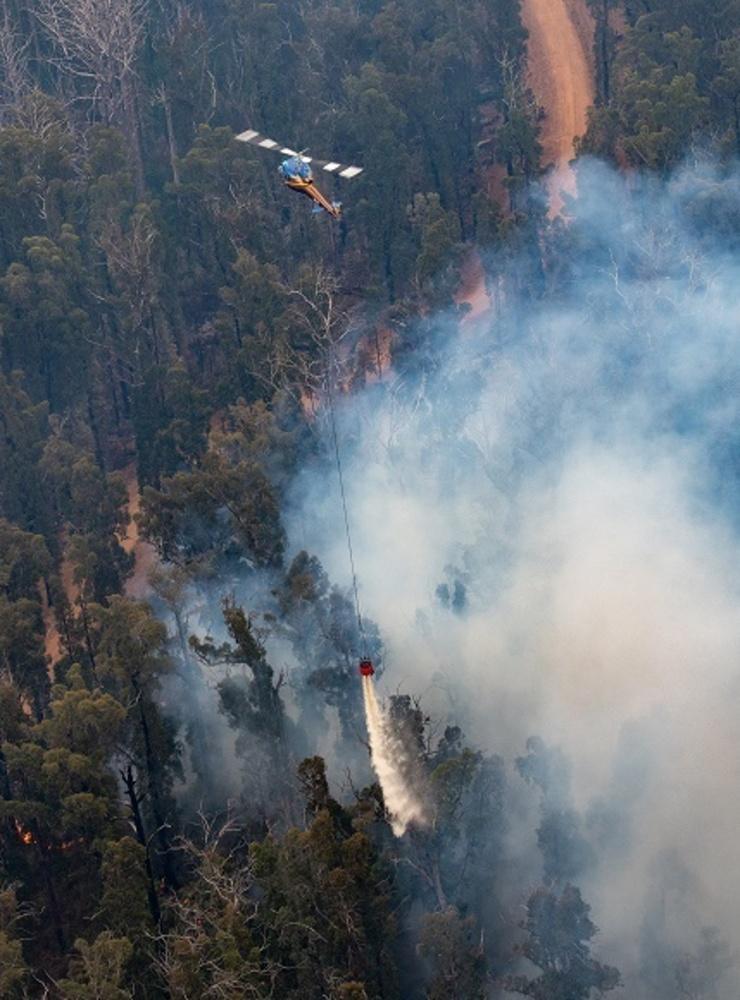 Över hundra bränder härjar i Australien och varningar har utfärdats i delstaterna New South Wales, South Australia, Tasmanien, Victoria och Western Australia. 