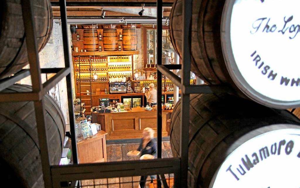 Whiskydestilleri Tullamores nya besökscenter och bar ligger i en gammal lagerbyggnad intill kanalen.
