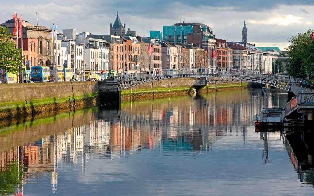 Floden Liffey flyter genom centrala Dublin.