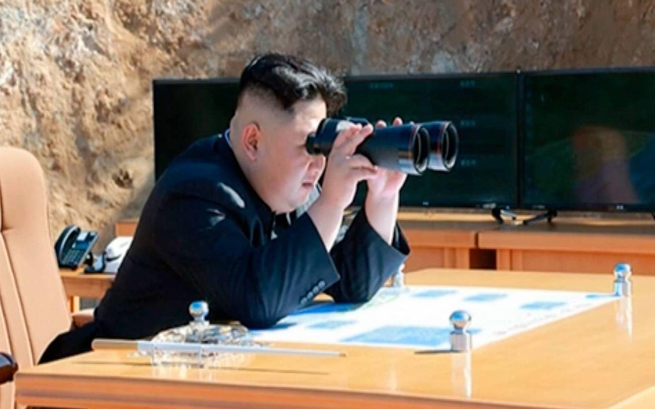 Nordkoreas ledare Kim Jong-Un iakttar landets senaste missiltest. Bild: KRT/AP/TT