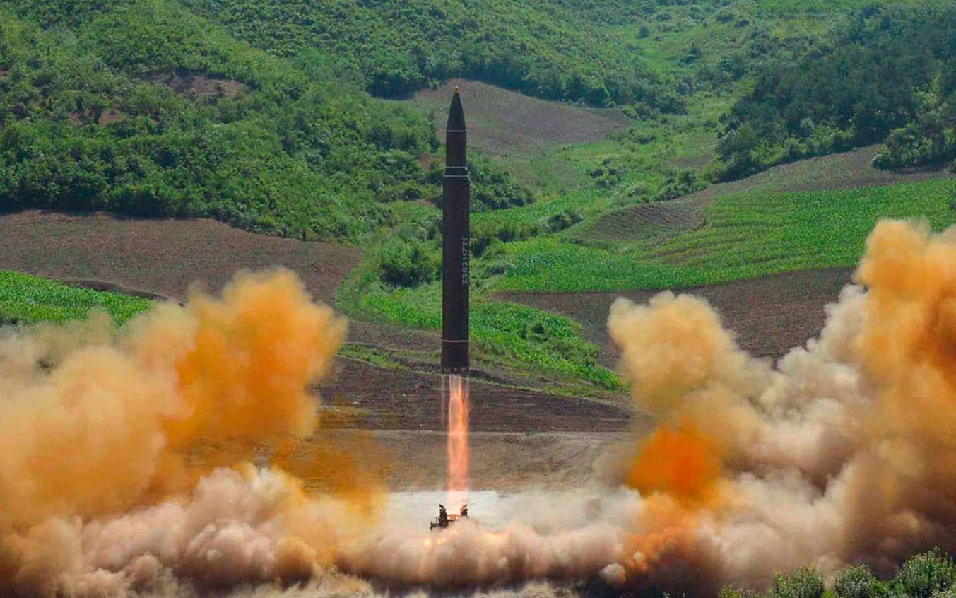 Nordkoreas långdistansrobot avfyras under testet. Bild: Korean Central News Agency/Korea News Service/AP/TT