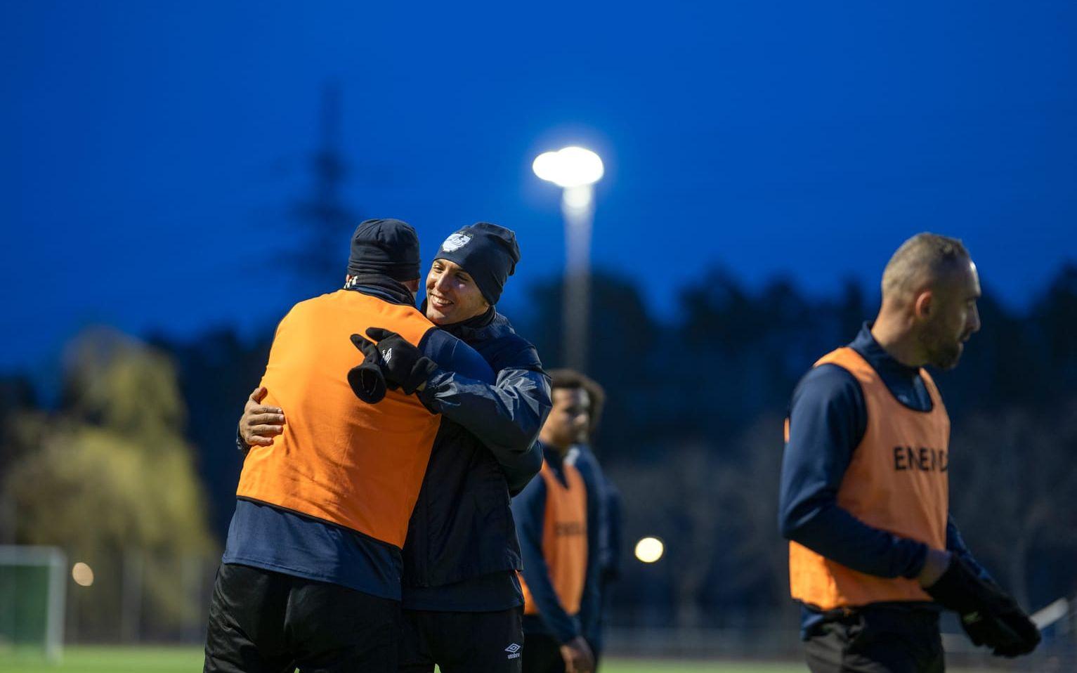 Nabil Bahoui vann SM-guld med AIK och tog sig till landslaget. Nu vill han hjälpa unga i förorten.