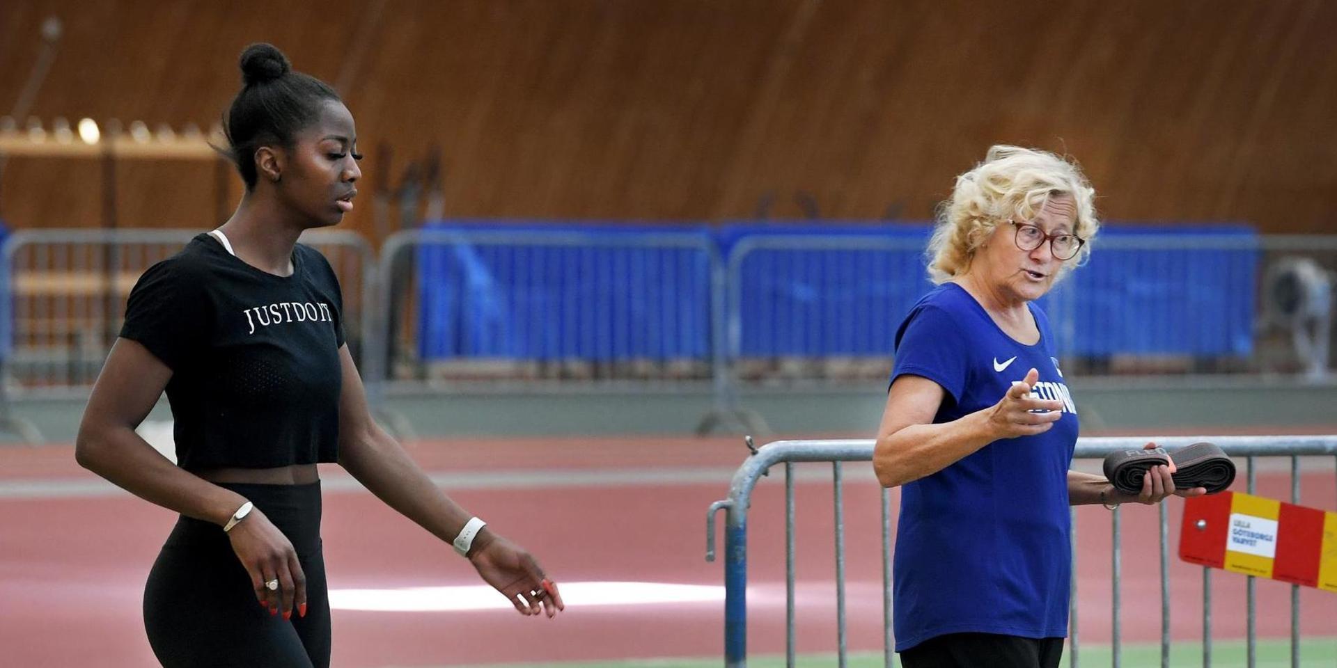 OS-hoppet Khaddi Sagnia i samspråk med sin tränare Katrin Klaup.
